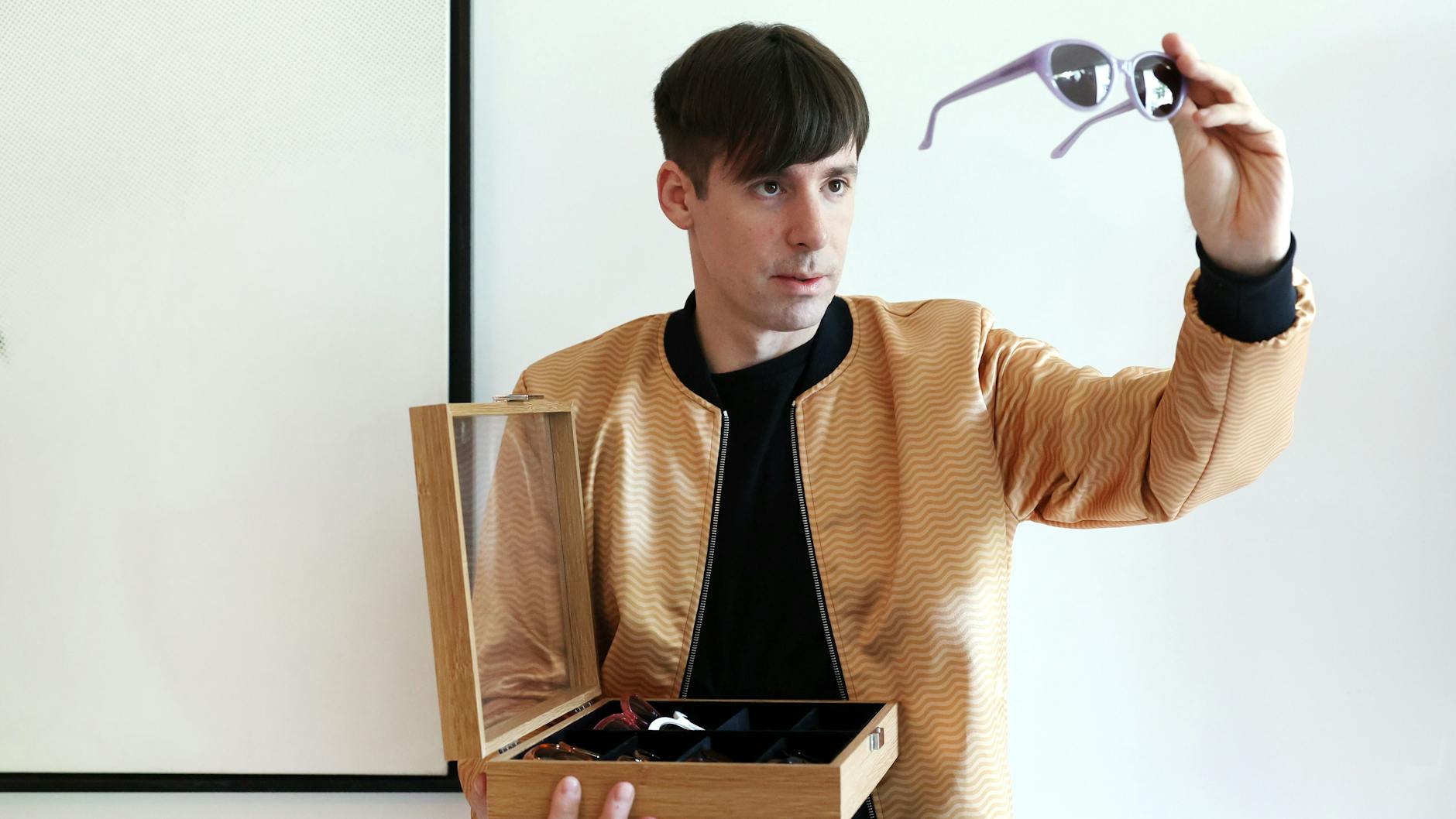 Der Berliner Modedesigner Kilian Kerner (43) hat eine Sonnenbrillen-Kollektion für Fielmann entworfen.