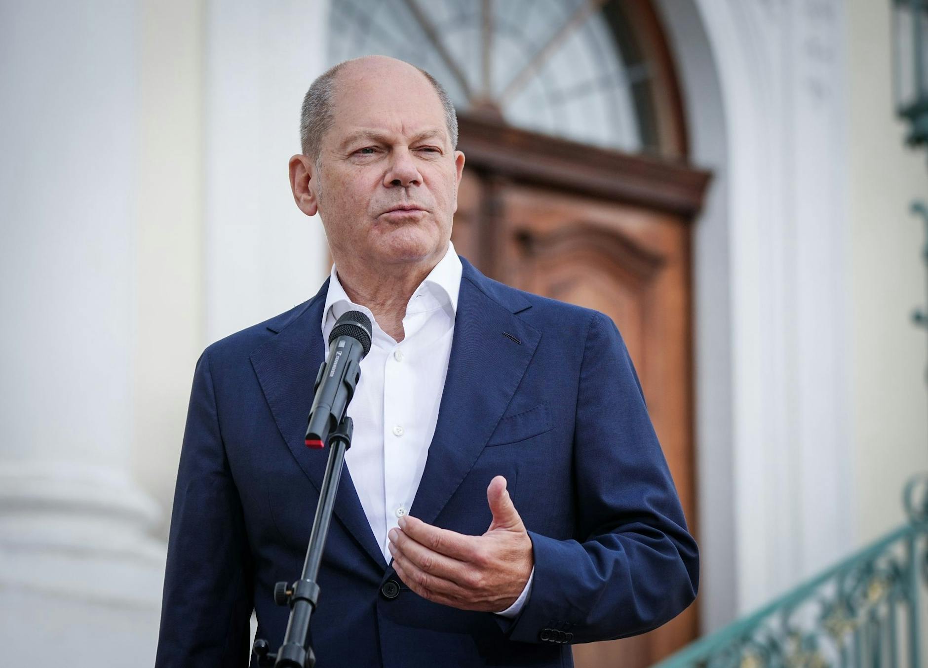 Bundeskanzler Olaf Scholz (SPD) vor Beginn der Klausur des Bundeskabinetts auf Schloss Meseberg.