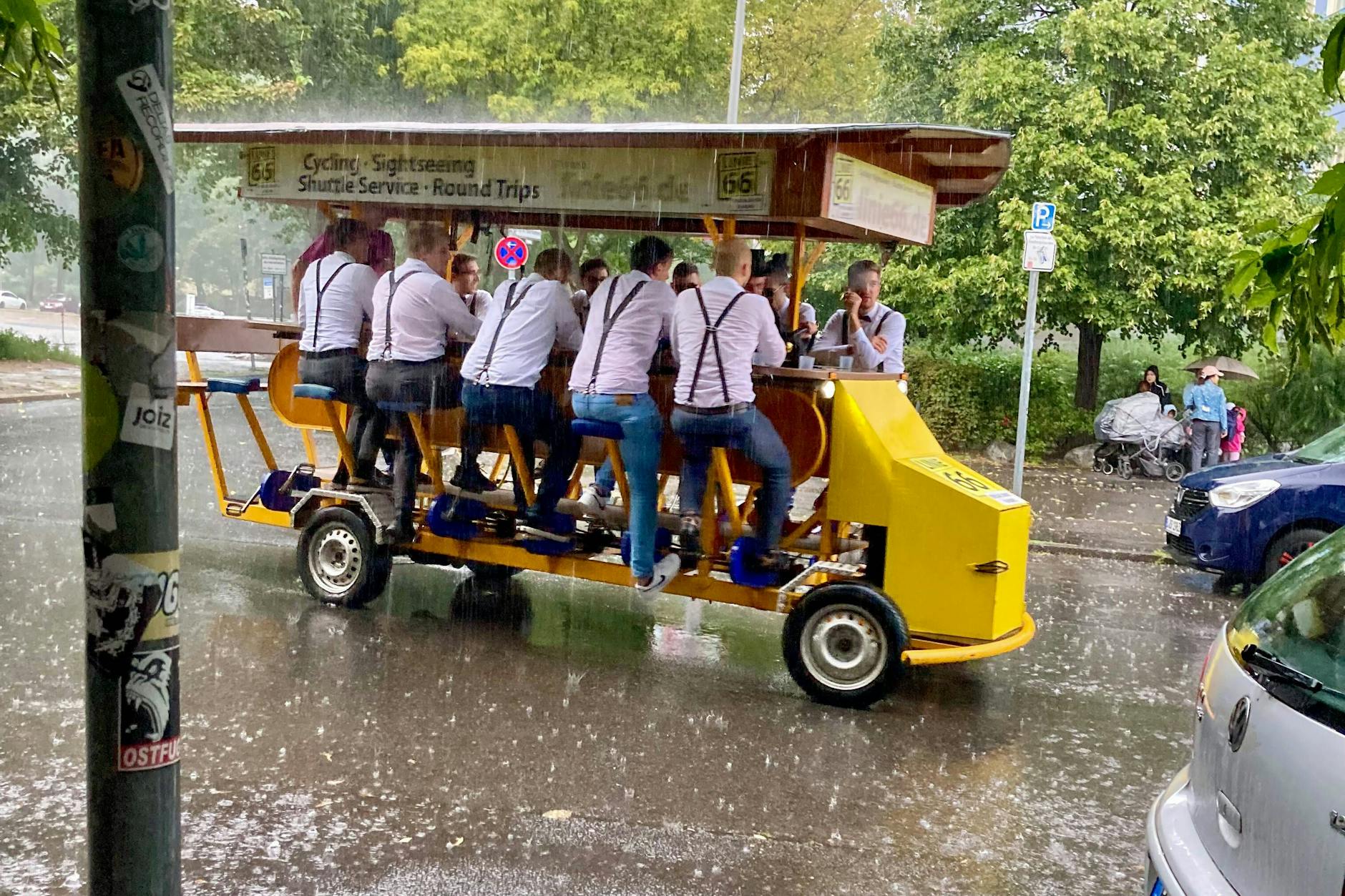 „Bierbike-Spaß“ bei Regen im vergangenen Jahr. Ganz ehrlich: Wer sich so die Zeit vertreibt, der kann das doch auch in der Provinz tun. 