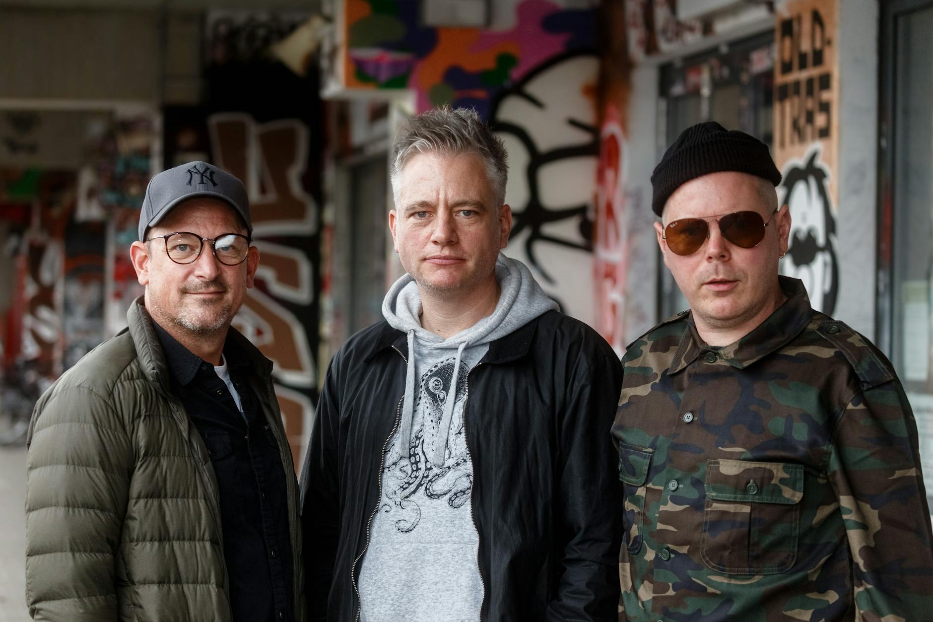 Die Musiker der Hip-Hop und Pop-Gruppe Fettes Brot (l-r) Björn Warns alias «Björn Beton», Martin Vandreier alias «Doktor Renz» und Boris Lauterbach alias «König Boris», stehen vor dem St. Pauli Stadion (Archivfoto). Die Band hat überraschend ihre Trennung angekündigt. 