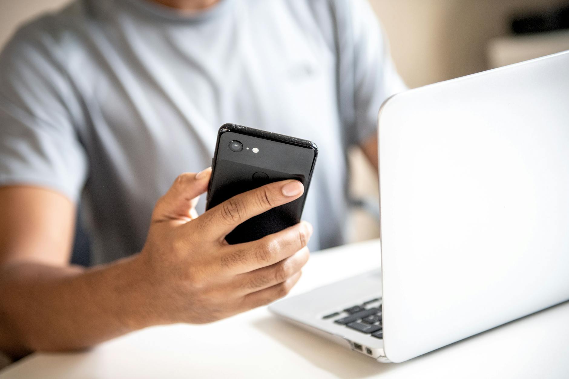 Echtzeitüberweisungen per Handy oder Laptop sollen nach dem Willen der EU-Kommission zum Standard in Europa werden.