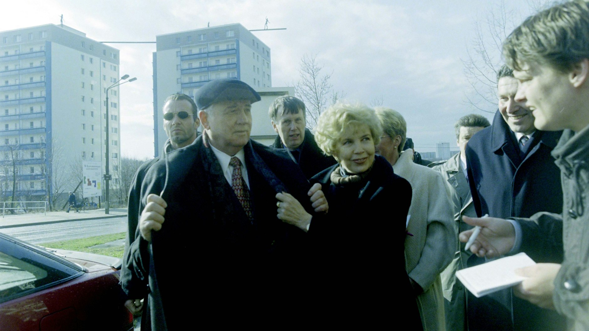 Michail Gorbatschow und seine Frau Raissa am 2. März 1998 im Kienberg-Viertel von Hellersdorf: Er zeigt KURIER-Reporter Norbert Koch-Klaucke (re.) sein Geburtstagsgeschenk - eine Krawatte.  
