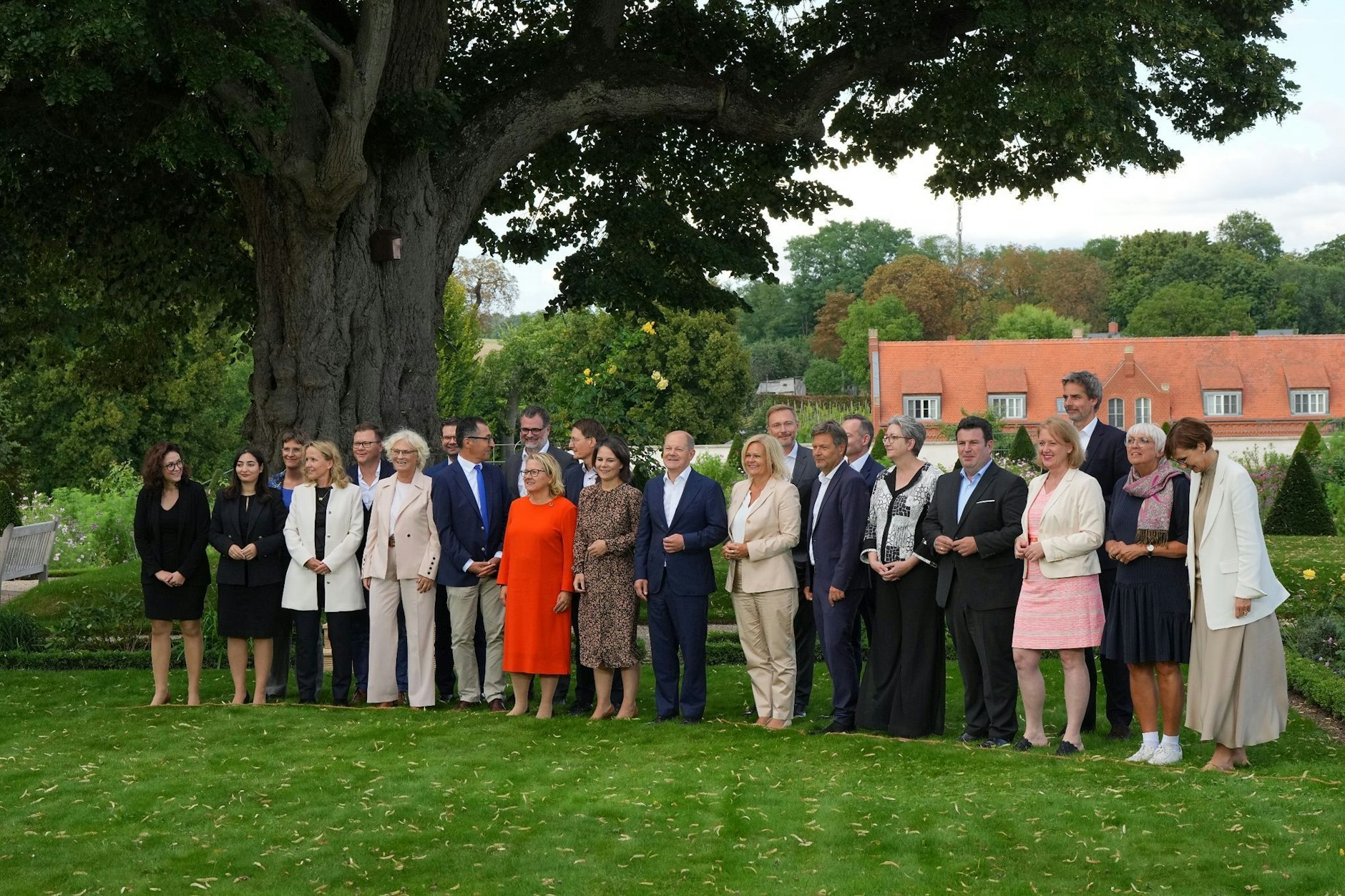 Das obligatorische Gruppenfoto: Bundeskanzler Olaf Scholz mit den Teilnehmerinnen und Teilnehmern der Klausur.  