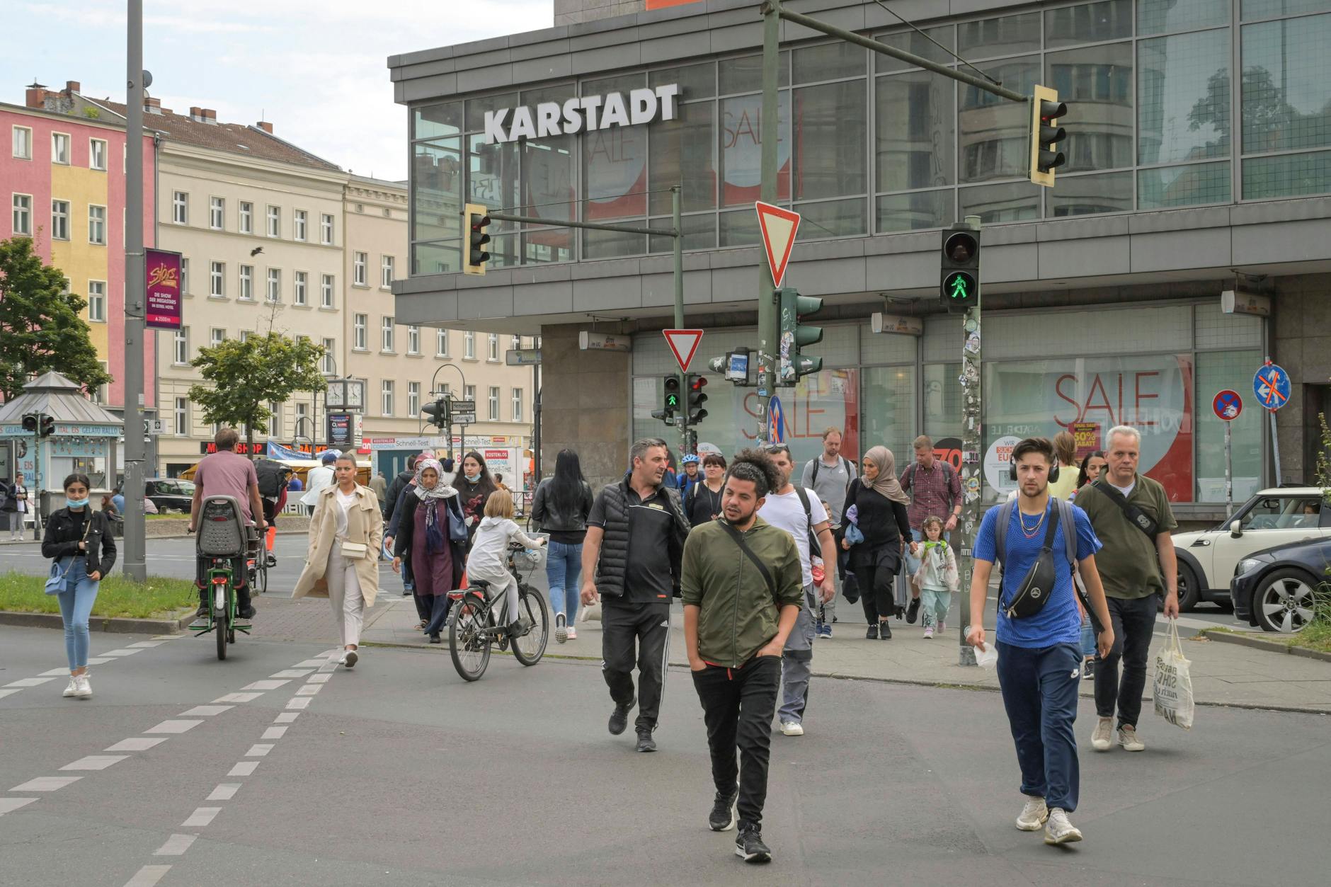 Nichts wie weg: Passantinnen und Passanten lassen die Mini-Bürgersteig-Ecke am Karstadt hinter sich.