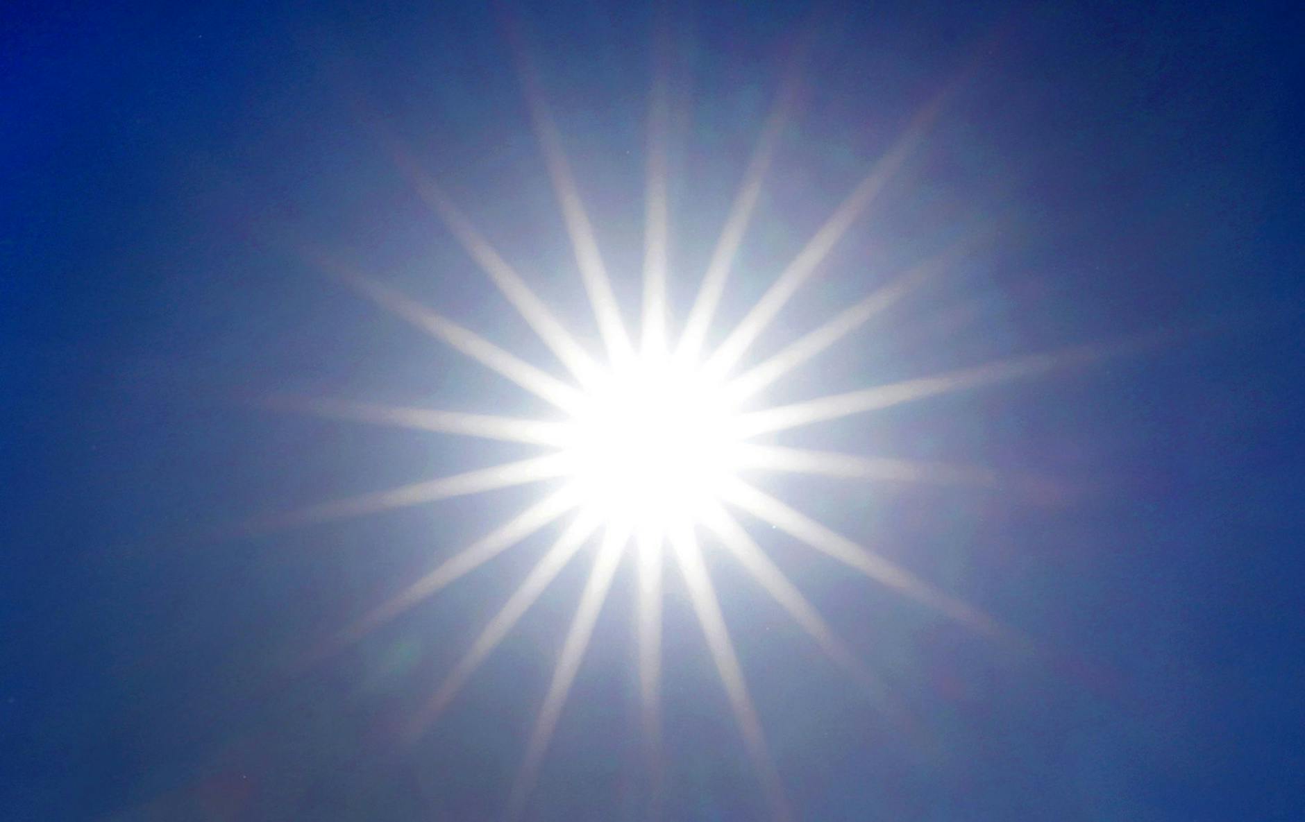 ARCHIV - Im Juni, Juli und August zählte der Deutsche Wetterdienst bundesweit fast 820 Sonnenstunden - Rekord!