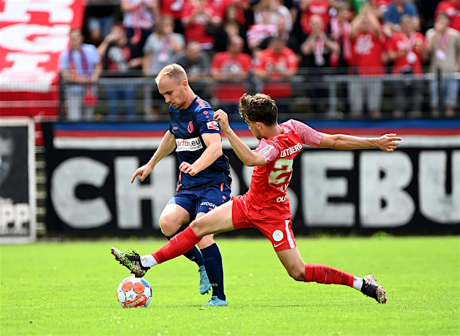 Im Duell mit dem großen FC Energie Cottbus um Tobias Hasse (l.) haben sich Noah Moreno Silva (r.) und der SV Lichtenberg 47 beim 0:0-Unentschieden immerhin einen Punkt erkämpft.