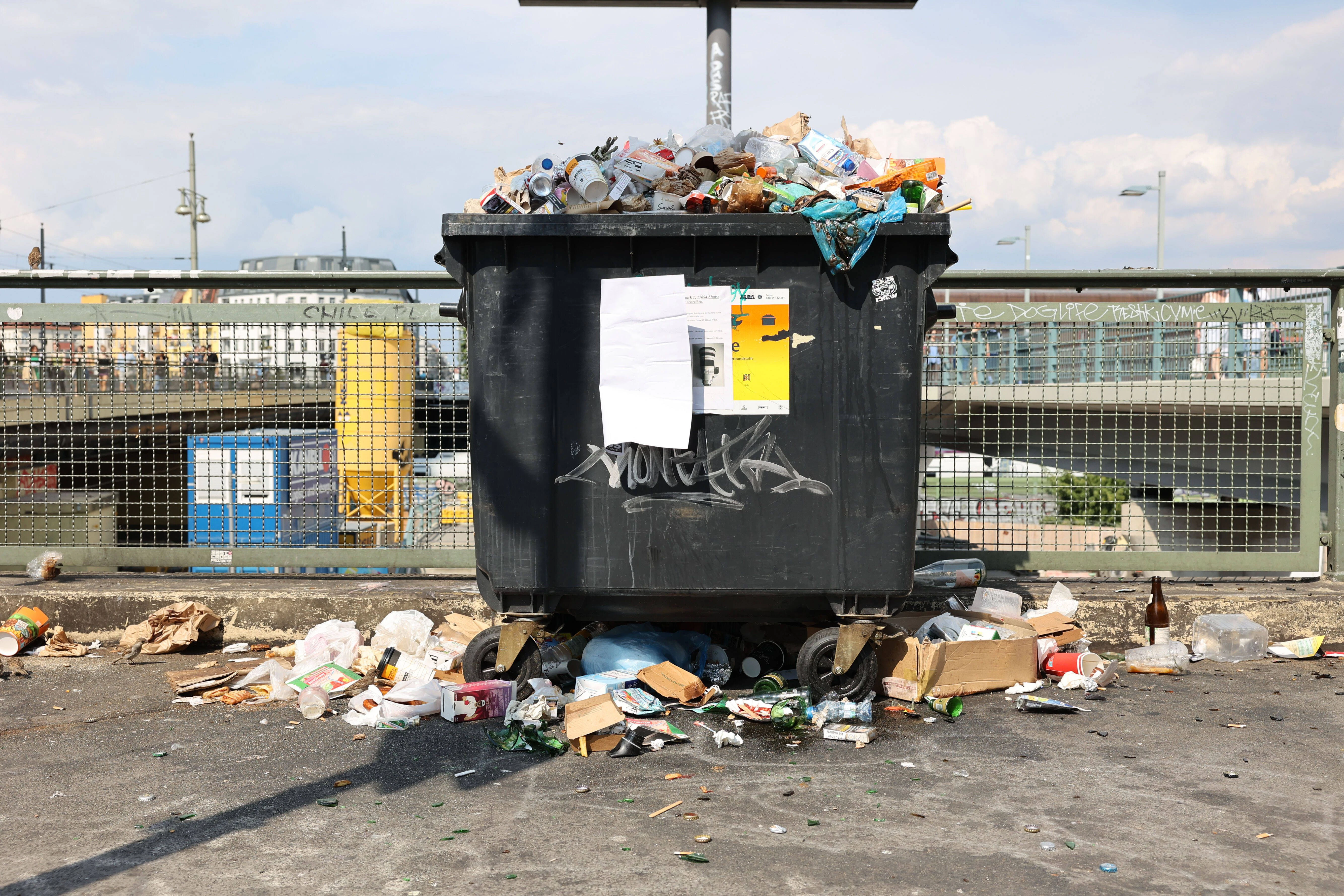 Hallo Berlin, hallo Montagmorgen: ein überquellender Container am Ostkreuz. Immerhin liegt der Müll in seiner Nähe.