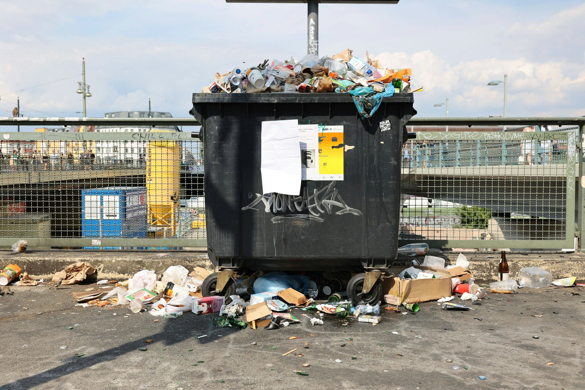 Hallo Berlin, hallo Montagmorgen: ein überquellender Container am Ostkreuz. Immerhin liegt der Müll in seiner Nähe.
