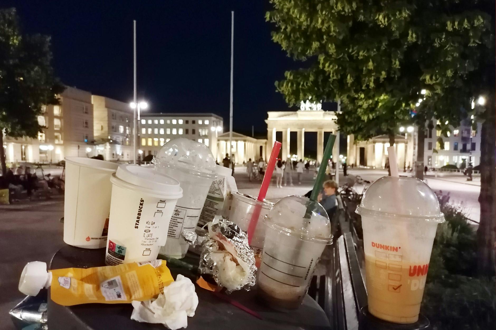 Als das Brandenburger Tor noch angestrahlt wurde, sah man den Müll noch besser. 