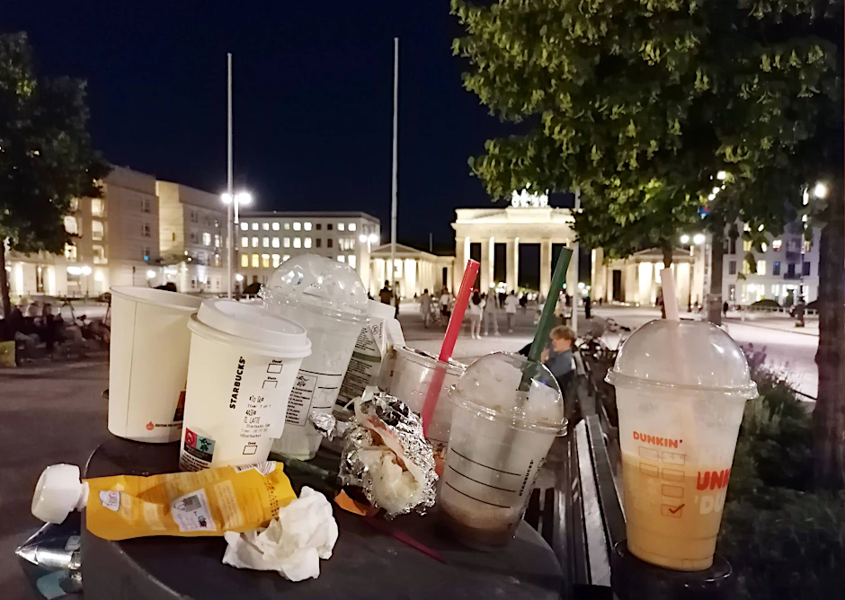 Als das Brandenburger Tor noch angestrahlt wurde, sah man den Müll noch besser.&nbsp;