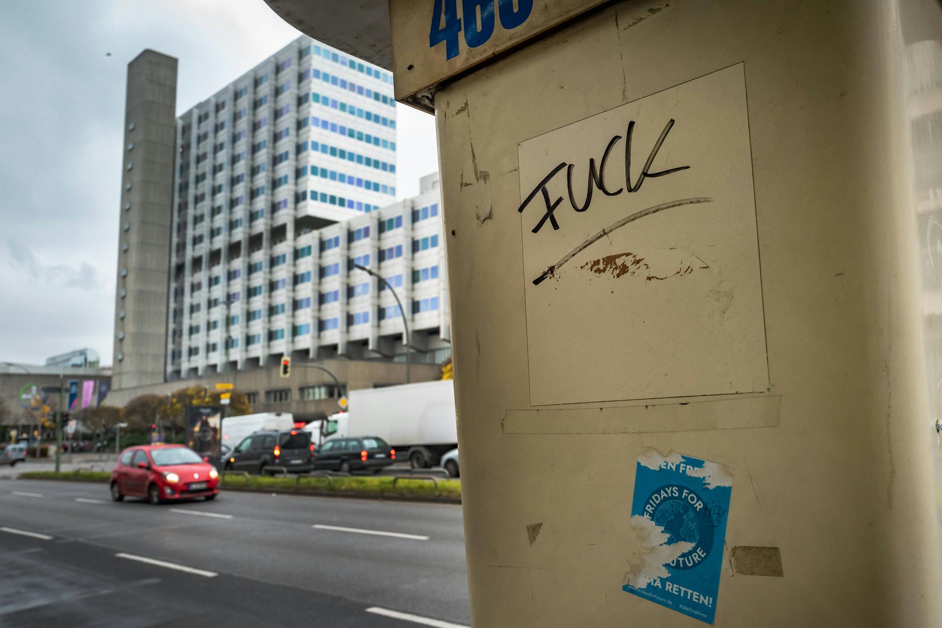 Kann man wohl laut sagen: Eine Schmiererei bringt’s an der Kreuzung in Wedding auf den Punkt.