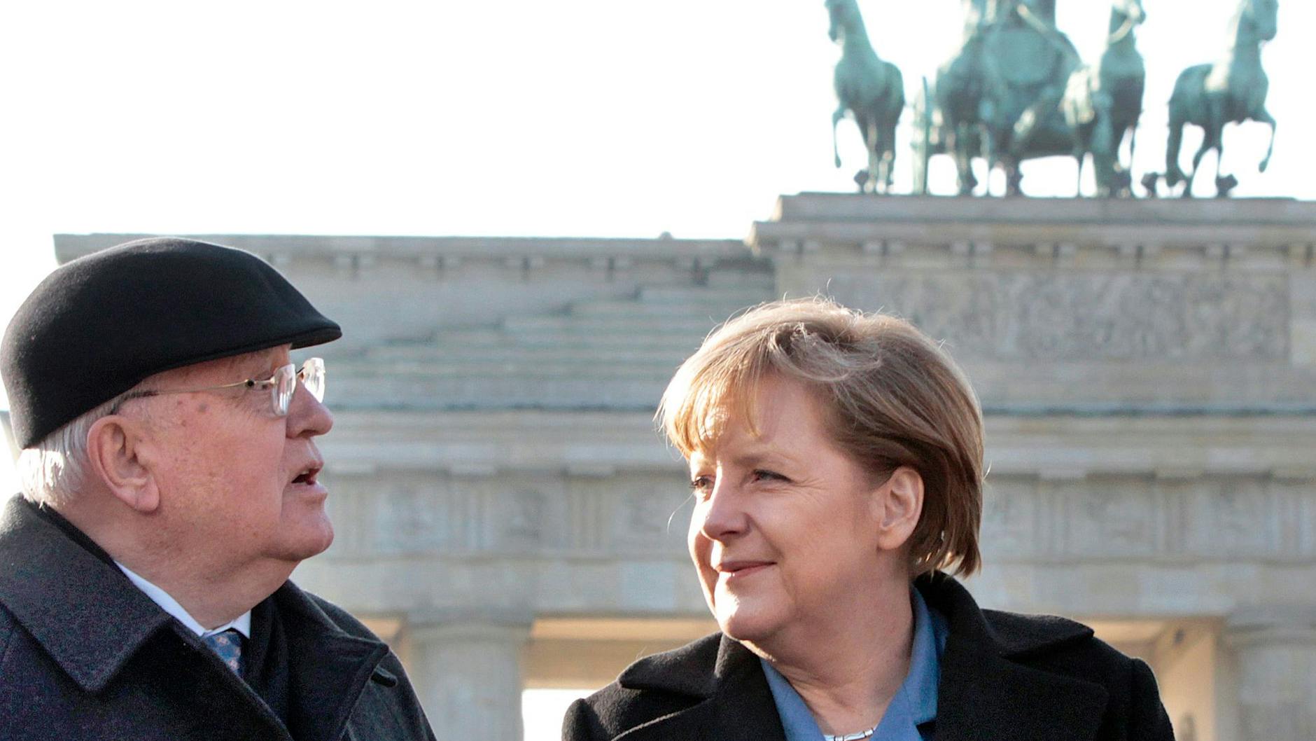 2011 trafen sich der ehemalige sowjetische Staatspräsident Michael Gorbatschow und die damalige Bundeskanzlerin Angela Merkel vor dem Brandenburger Tor. 