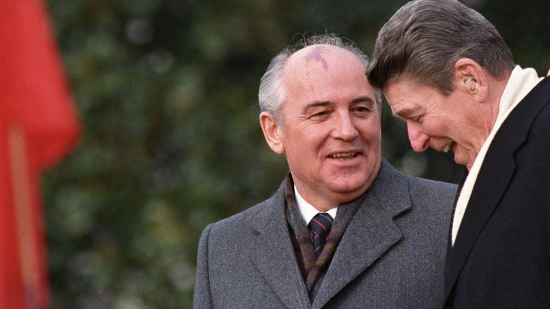 Michail Gorbatschow und US-Präsident Ronald Reagan bei einem Treffen im Dezember 1987.&nbsp;