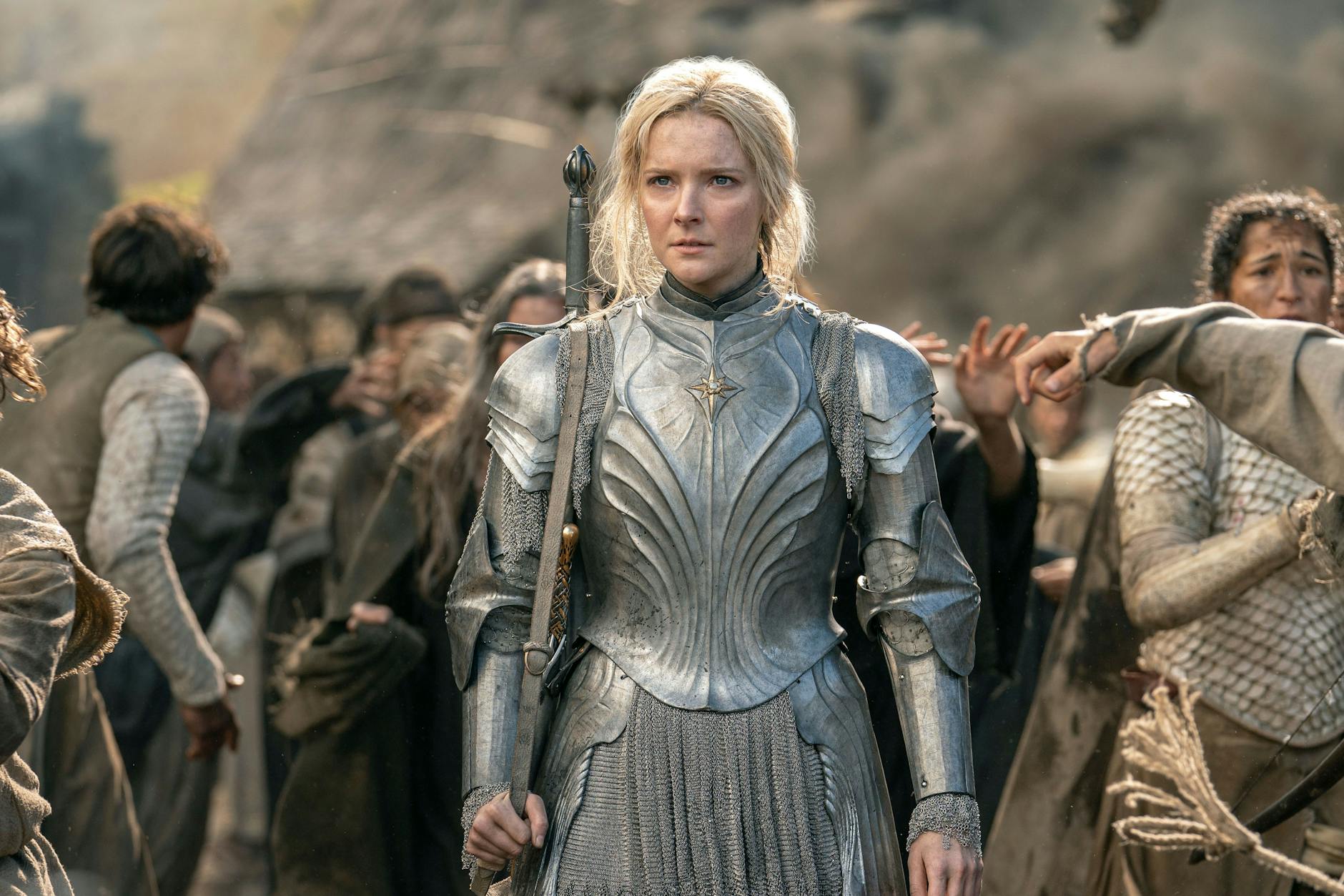 Tritt in die Fußstapfen von Cate Blanchett: <a href="https://www.imdb.com/name/nm6077056/?ref_=tt_cl_t_1">Morfydd Clark</a> als Elbin Galadriel.