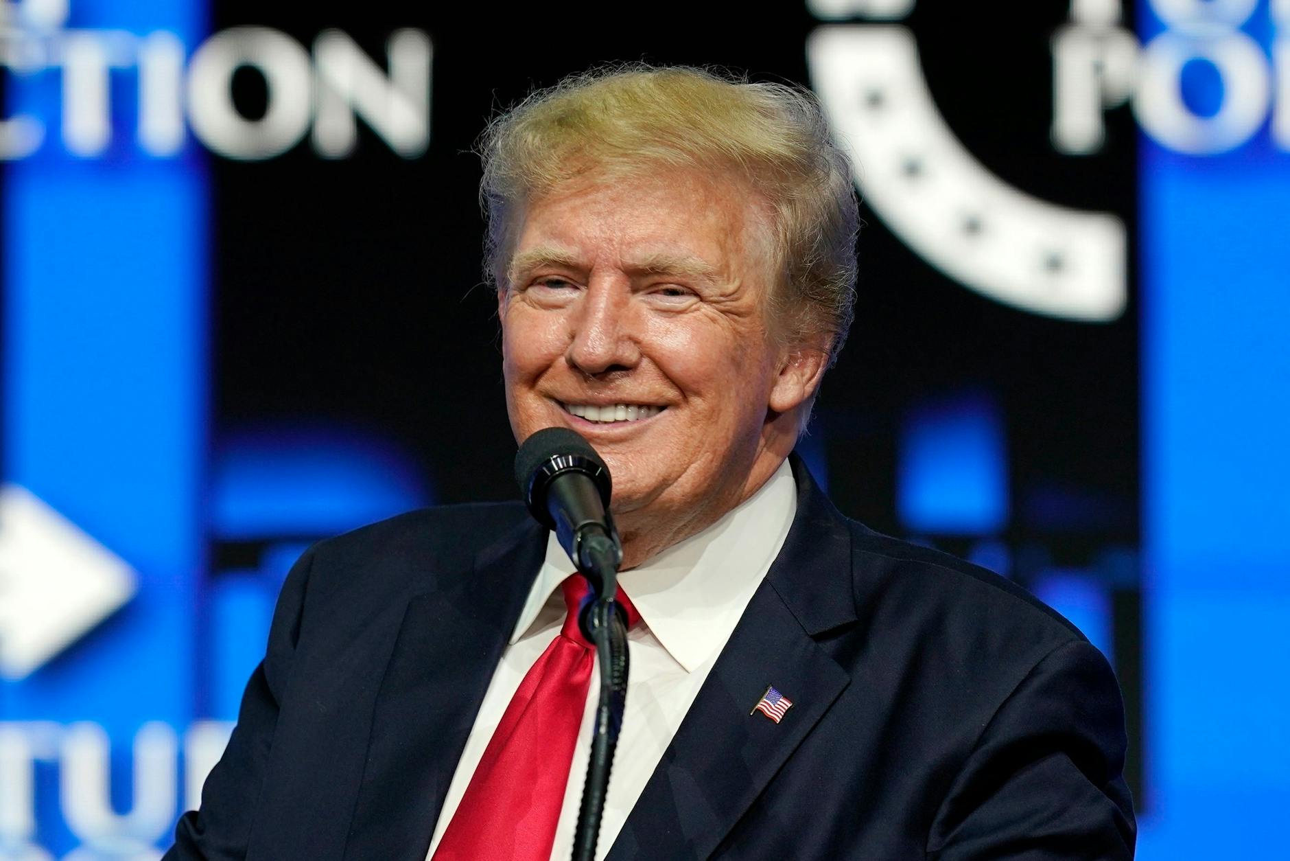 Donald Trumps Onlinedienst Truth Social verstößt angeblich gegen die Google-Richtlinien. 