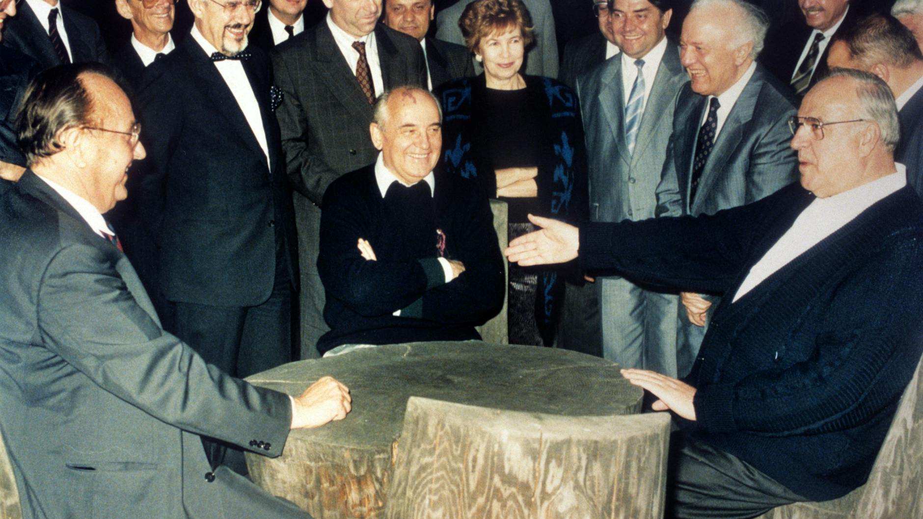 Sommer 1990: Am Ufer eines Flusses am Kaukasus trafen sich Bundeskanzler Helmut Kohl und Michail Gorbatschow in Strickjacke und Pullover zum Gespräch über die Wiedervereinigung. Dabei saß auch Außenminister Hans-Dietrich Genscher. 