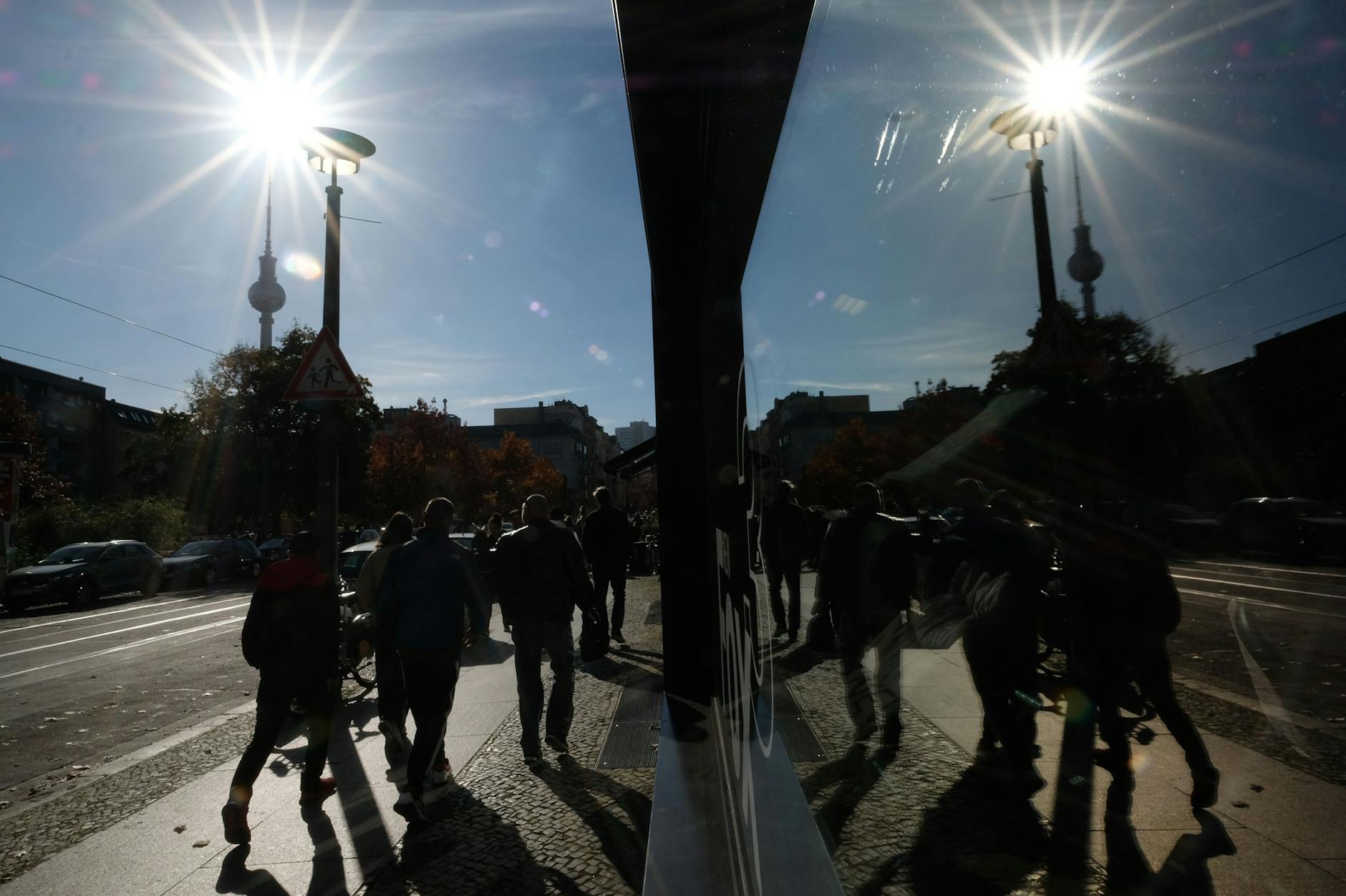 Ein sonniger Herbsttag in Berlin an der Alten Schönhauser Straße.