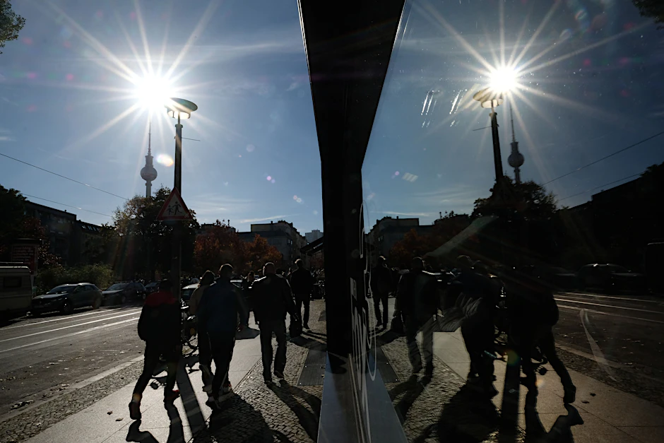 Ein sonniger Herbsttag in Berlin an der Alten Schönhauser Straße.