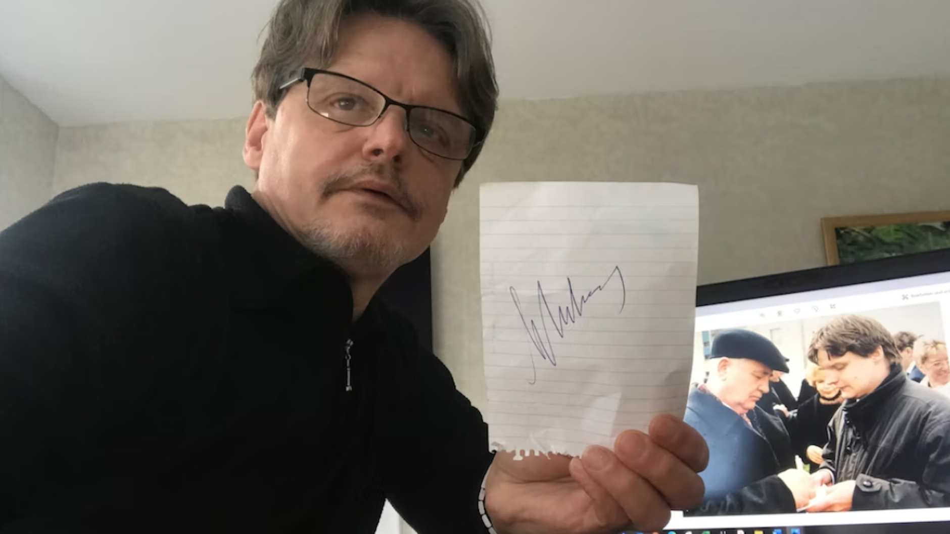 Norbert Koch-Klaucke mit dem Autogramm, das er vor 24 Jahren von Gorbatschow in Hellersdorf bekam.&nbsp;