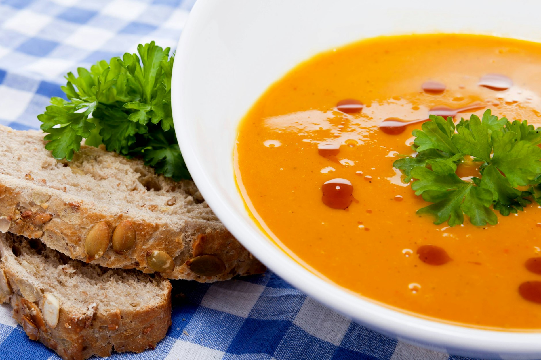 Eine leckere Suppe aus Kürbis und Süßkartoffeln.
