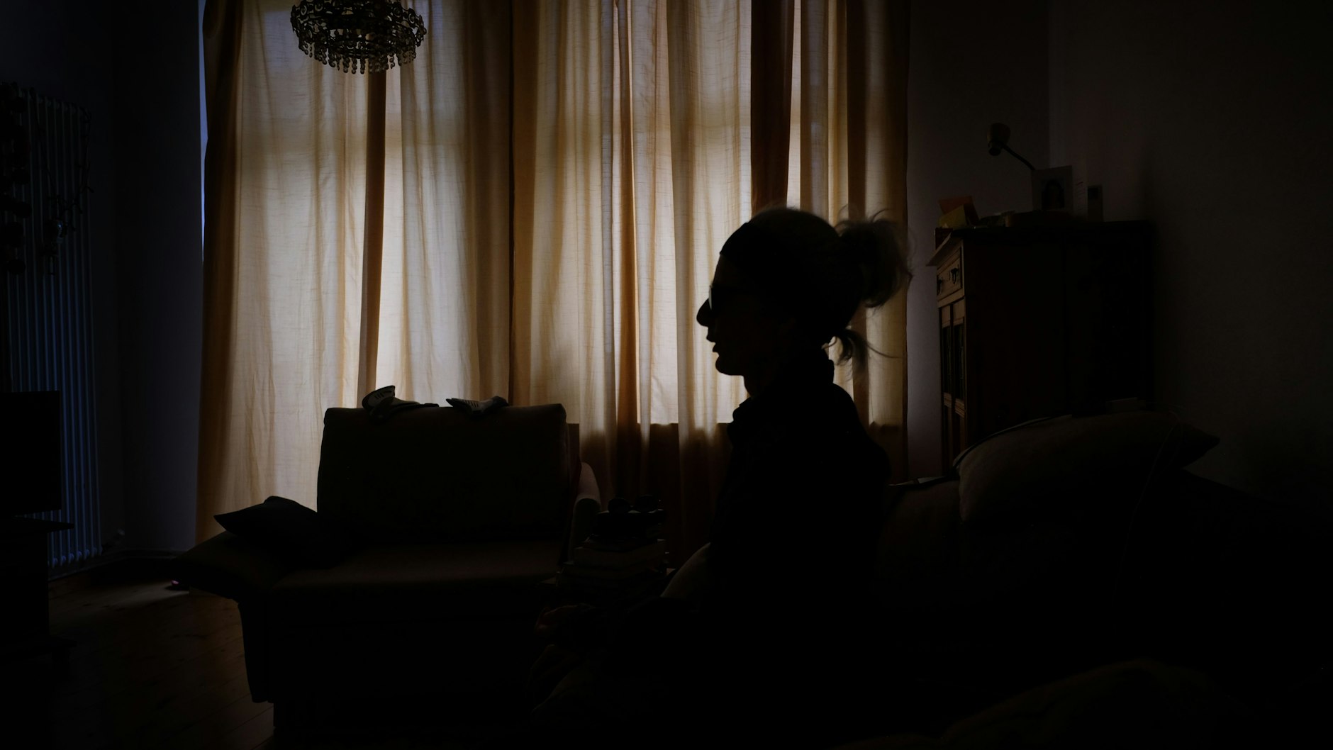 Dunkelheit und Stille: Licht und laute Geräusche sind für ME/CFS-Patienten oft unerträglich. Sibylle Dahrendorf in ihrer Wohnung in Berlin.&nbsp;