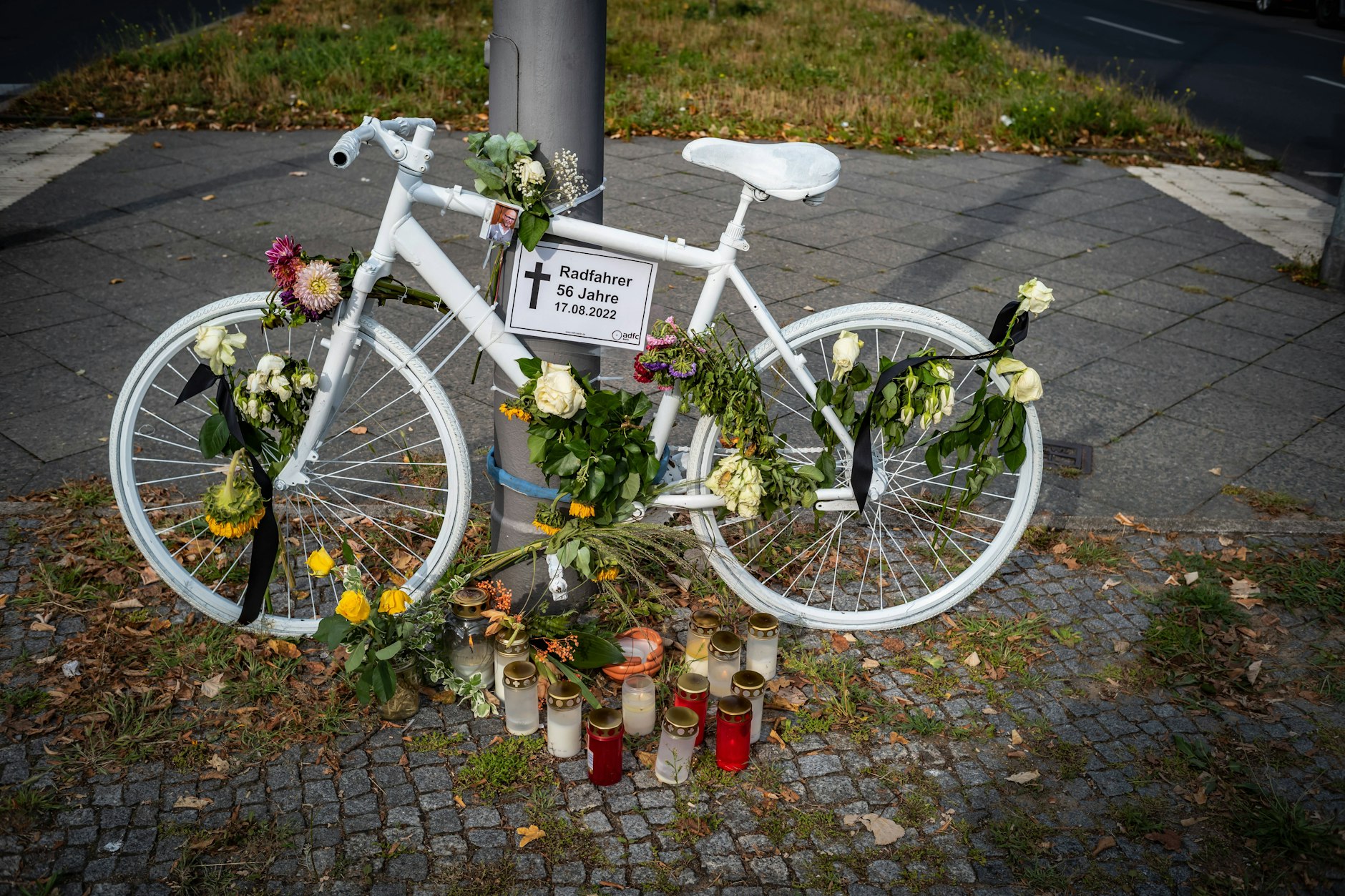 Wer aufs Rad umsteigt, der lebt in Berlin oft gefährlich. Immer wieder kommt es zu tödlichen Unfällen, wie dieses Geisterrad zeigen soll: Der Radfahrer war im August von einem abbiegenden Lkw erfasst worden.