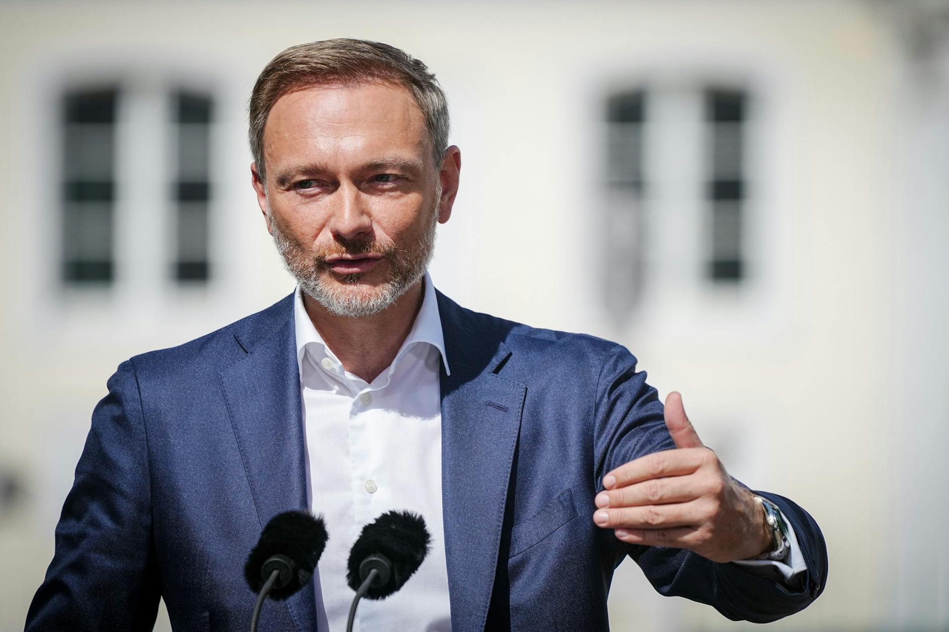 Christian Lindner (FDP), Bundesminister der Finanzen, gibt zum Ende der Klausur des Bundeskabinetts vor dem Schloss Meseberg eine Pressekonferenz.