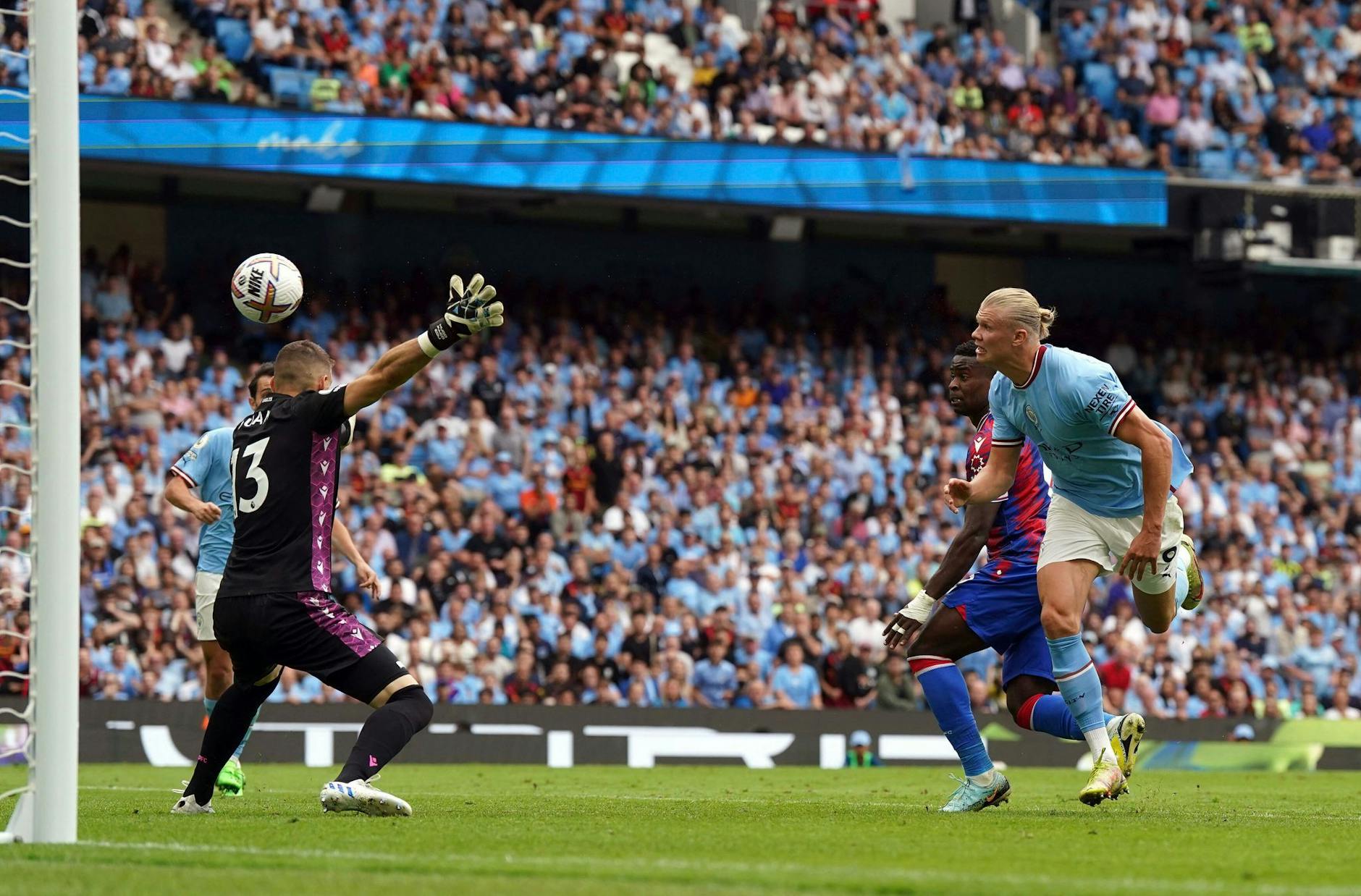 Erling Haaland (r) von Manchester City erzielt das 2:2.