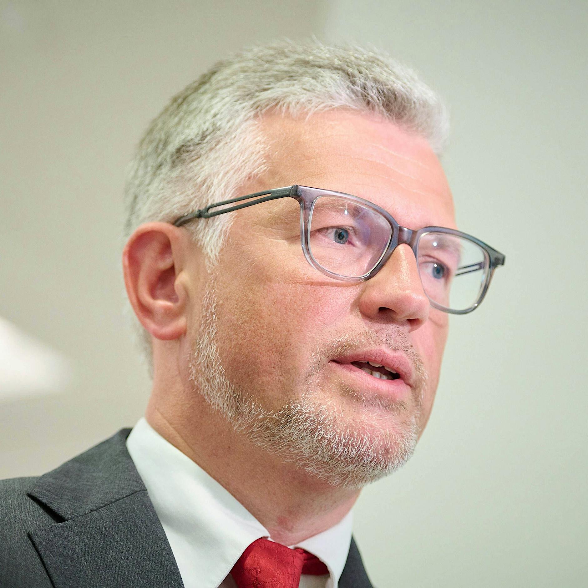 „Quadratisch, praktisch, blut“: Melnyk schimpft über Ritter Sport