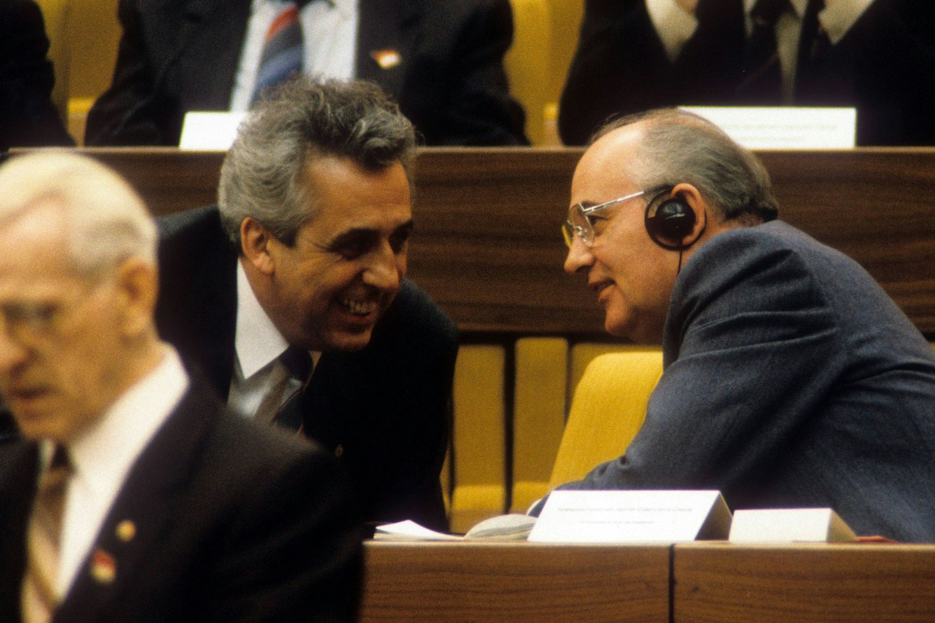 Michail Gorbatschow nahm 1986 am 11. Parteitag der SED teil. Das Foto zeigt ihn im angeregten Gespräch mit Egon Krenz.