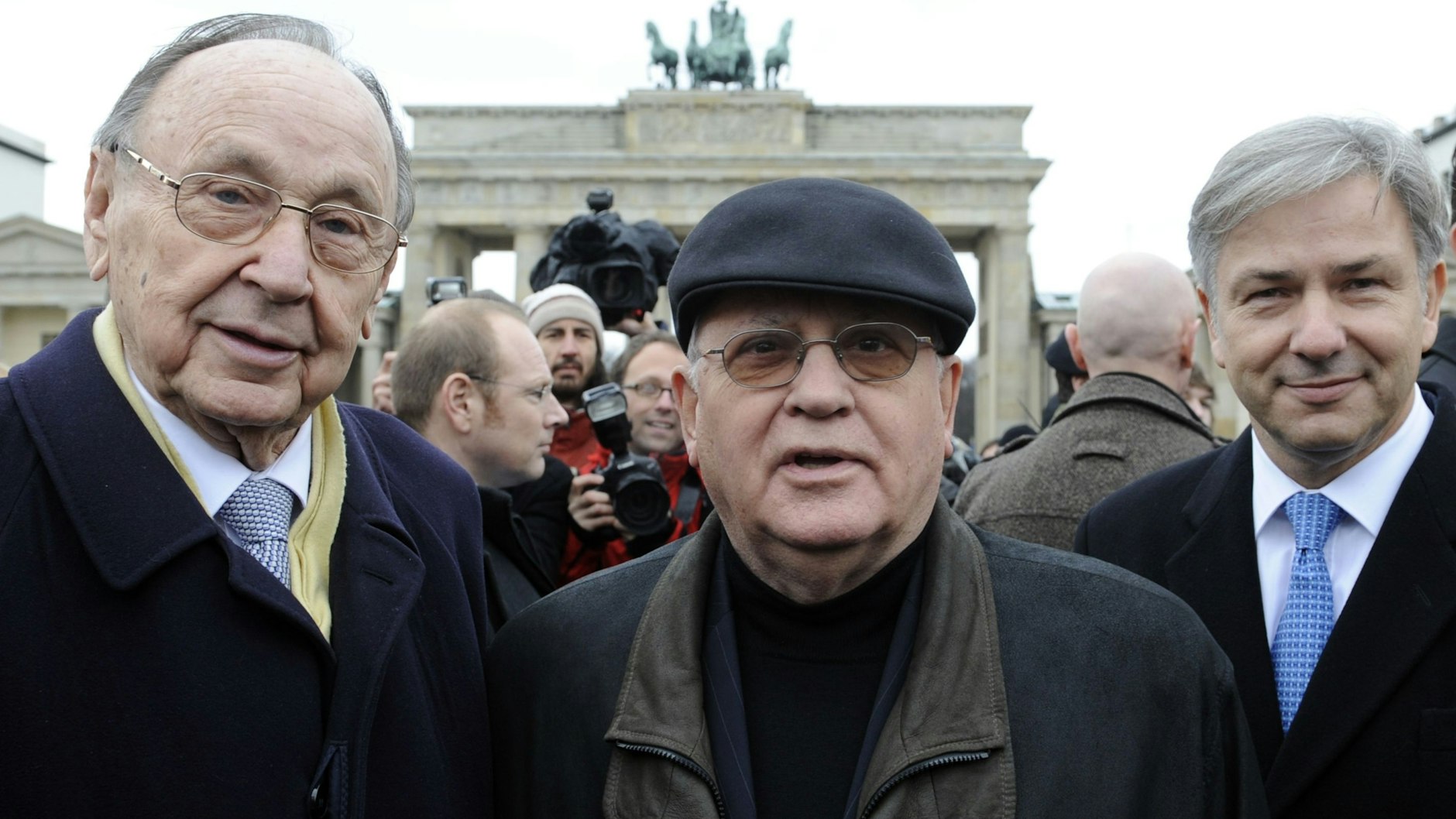 Besuch in Berlin: 2009 steht Gorbatschow mit dem damaligen Regierenden Bürgermeister Klaus Wowereit und&nbsp; Hans-Dietrich Genscher vor dem Brandenburger Tor.