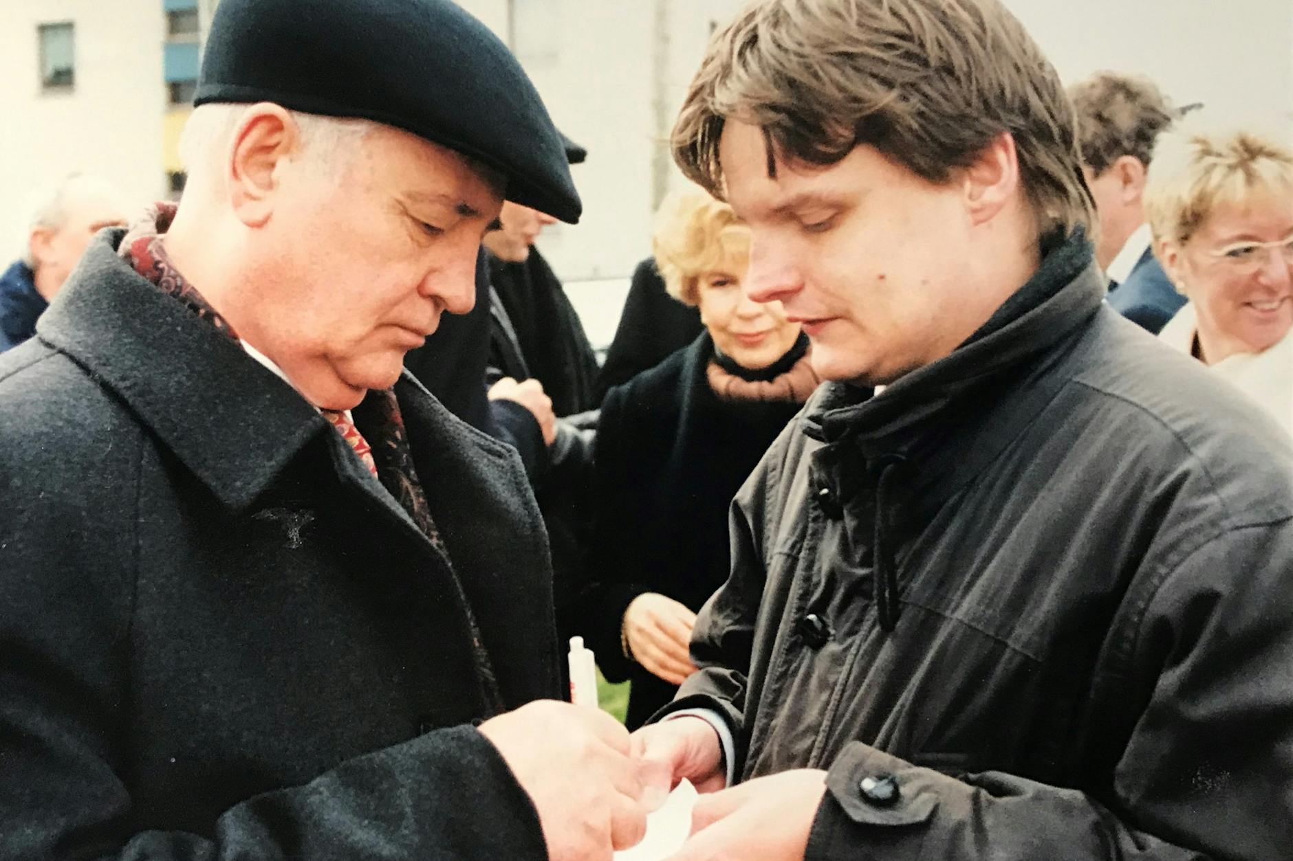 Vor 24 Jahren in Hellersdorf: KURIER-Reporter Norbert Koch-Klaucke trifft Michail Gorbatschow, der ihm sein Autogramm in den Notizblock schreibt.