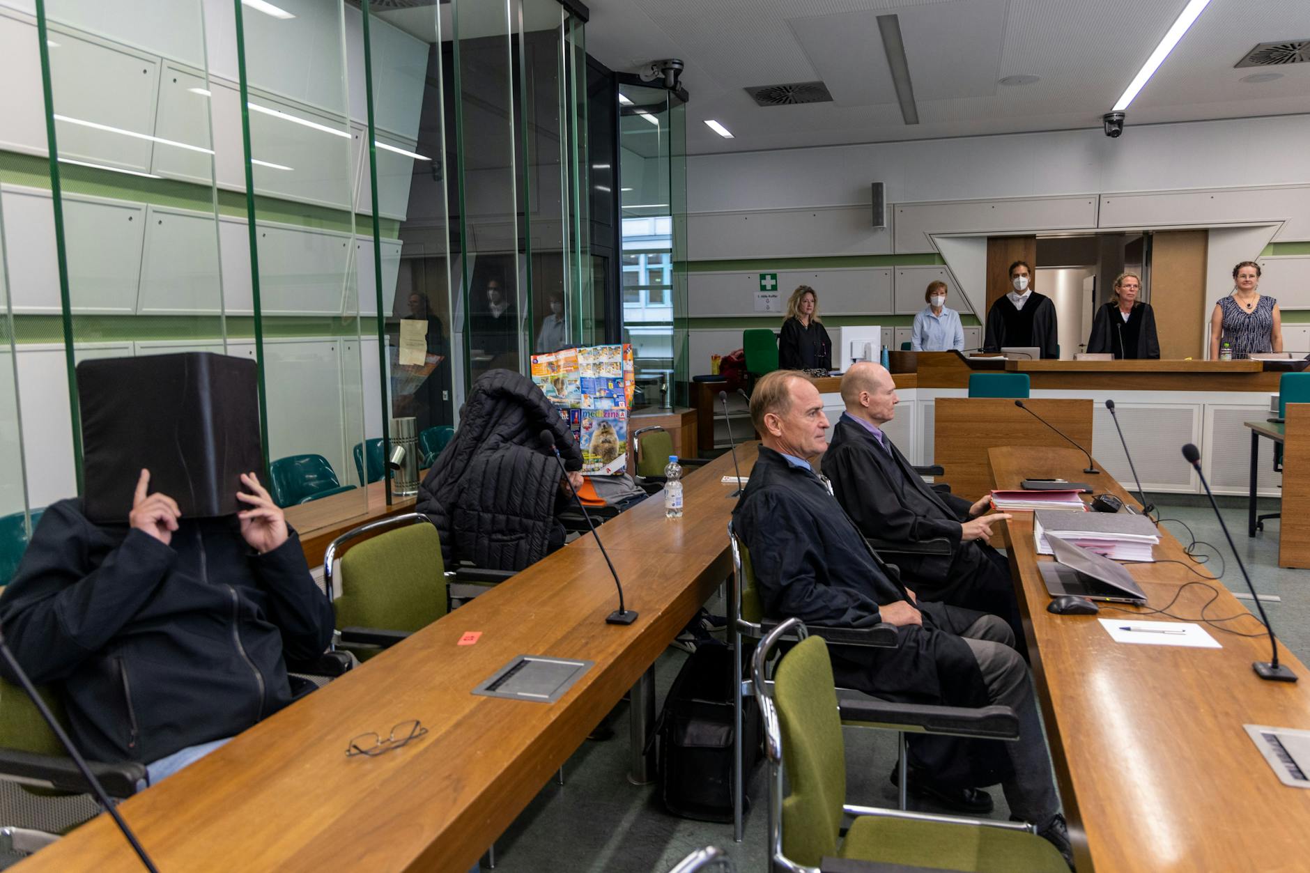 Die Angeklagten sitzen im Amtsgericht Tiergarten hinter ihren Anwälten Wolfram Narath und Carsten Schrank. 