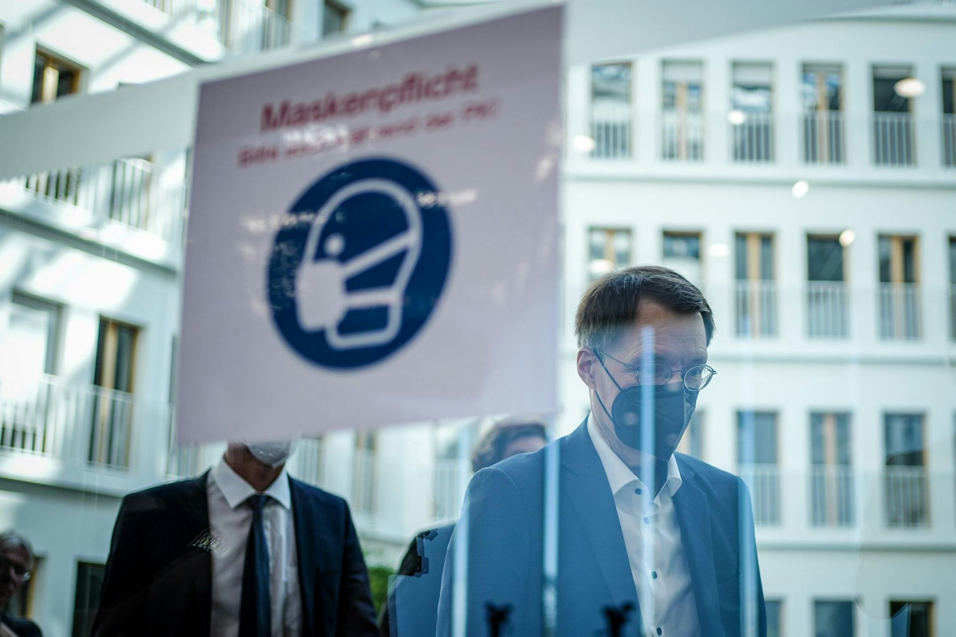 Bundesgesundheitsminister Karl Lauterbach will eine Maskenpflicht in Innenräumen für den Herbst. Er bezieht sich dabei auch auf Studien.