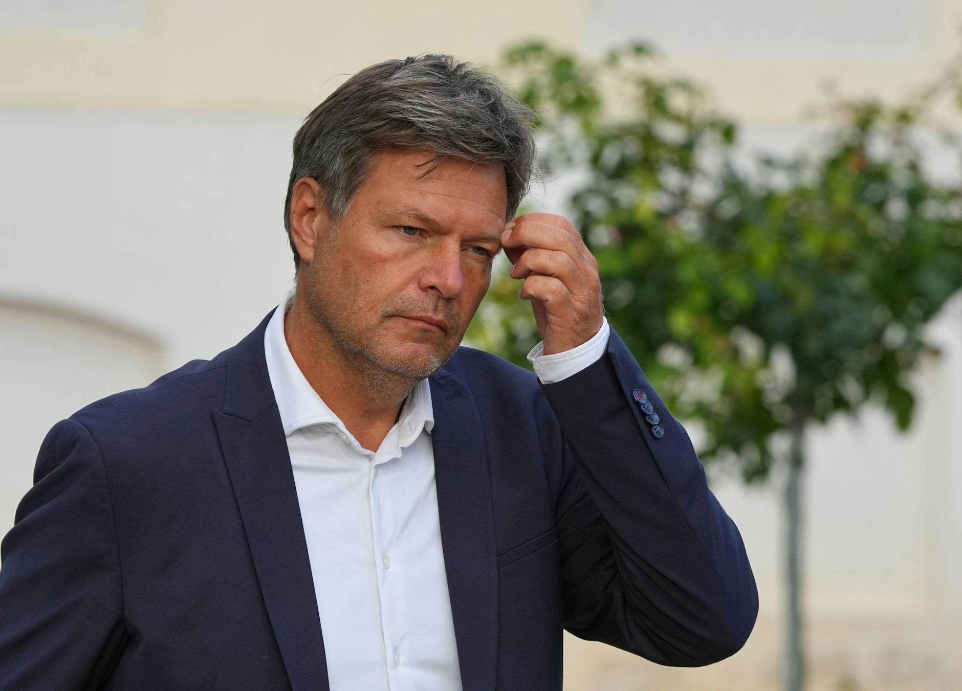 Robert Habeck im Garten von Schloss Meseberg: Der Bundeswirtschaftsminister will bei der Gasumlage nachbessern.