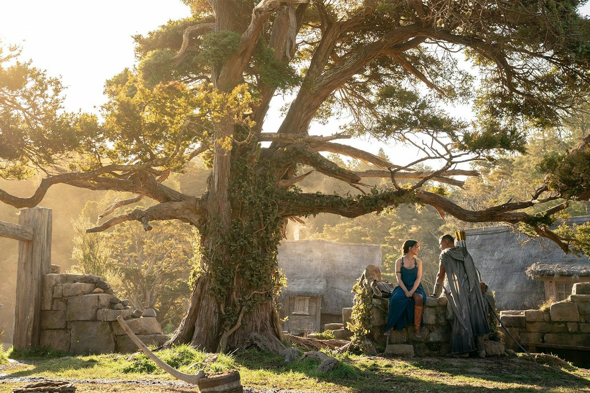 Verbotene Liebe zwischen Menschenfrau (Nazanin Boniadi) und Elbenmann (Ismael Cruz Córdova)