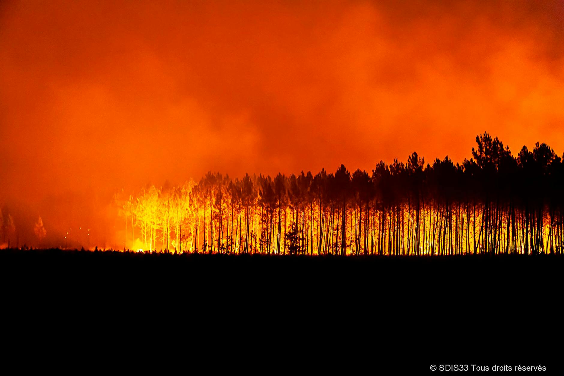 Wir leben im Zeitalter des Feuers, nicht nur in Deutschland: Hier ein Waldbrand in Frankreich, südlich von Bordeaux, August 2022.