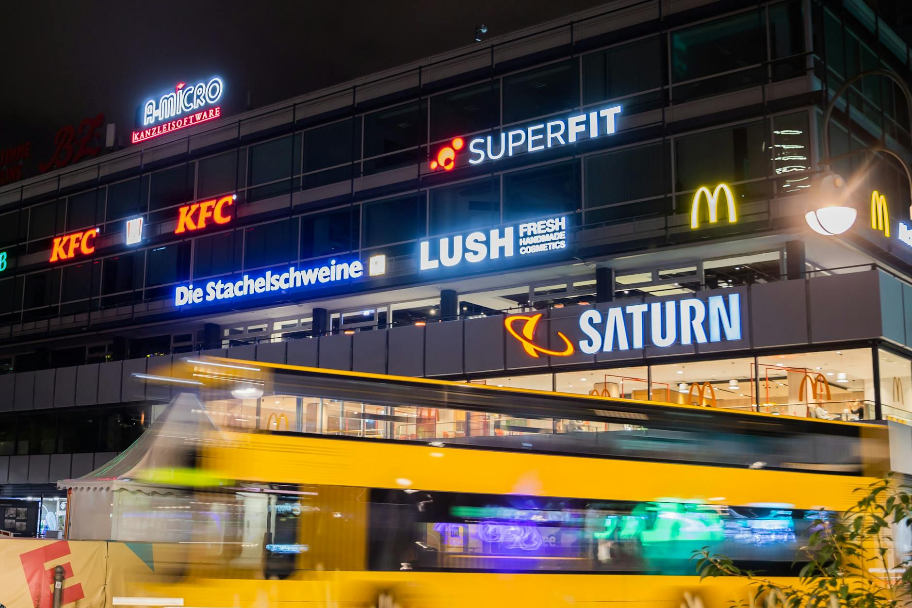 Berlin: Leuchtreklamen am Breitscheidplatz. Die ab dem 1. September geltende Energiesparverordnung der Bundesregierung sieht vor, dass Leuchtreklamen und beleuchtete Werbetafeln von 22 Uhr abends bis 16 Uhr am Folgetag abgeschaltet werden müssen.