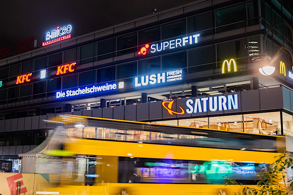 Berlin: Leuchtreklamen am Breitscheidplatz. Die ab dem 1. September geltende Energiesparverordnung der Bundesregierung sieht vor, dass Leuchtreklamen und beleuchtete Werbetafeln von 22 Uhr abends bis 16 Uhr am Folgetag abgeschaltet werden müssen.