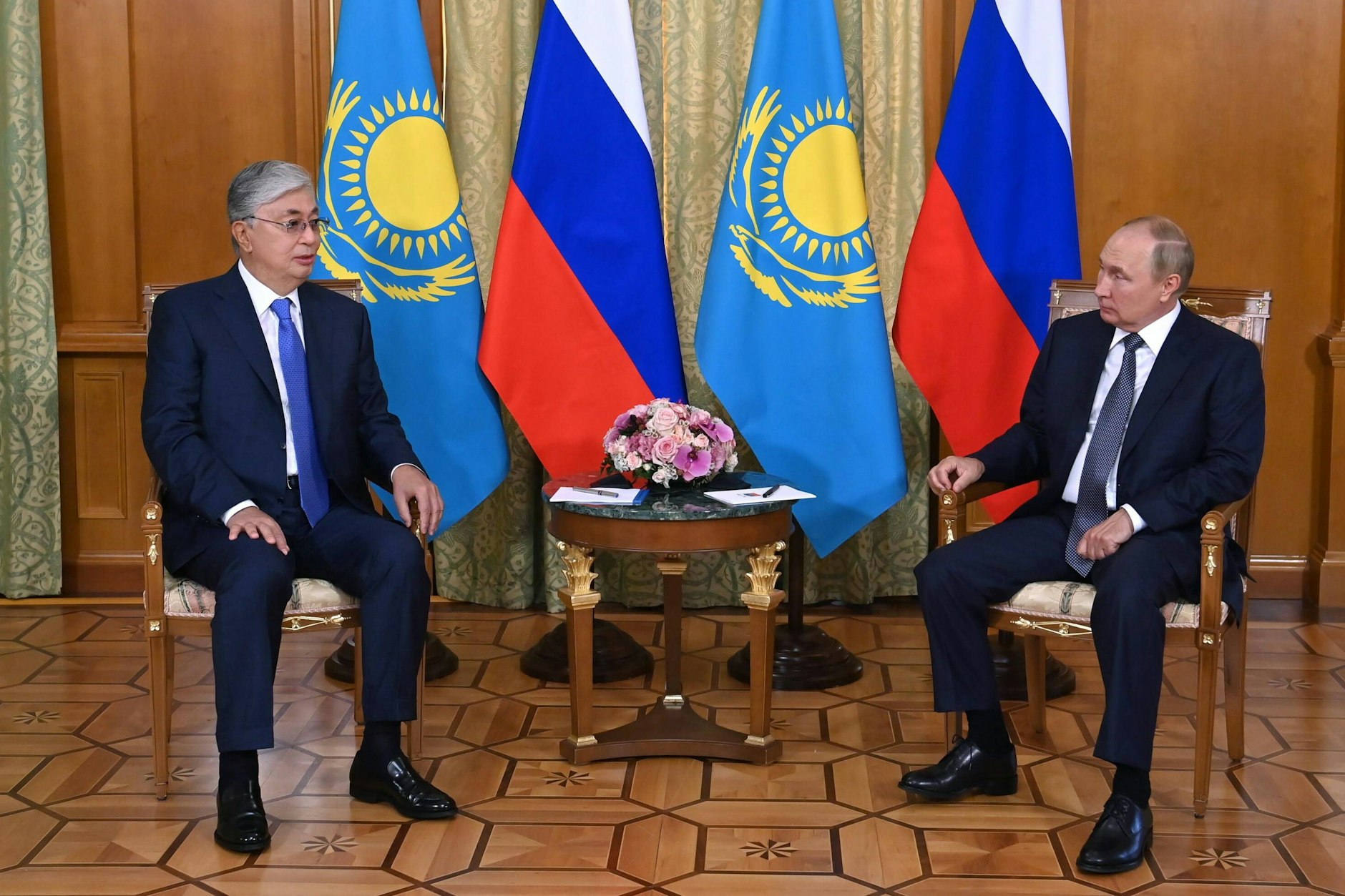 Kasachstans Präsident Kassym-Jomart Tokajew (links) und&nbsp; Wladimir Putin in Sochi.