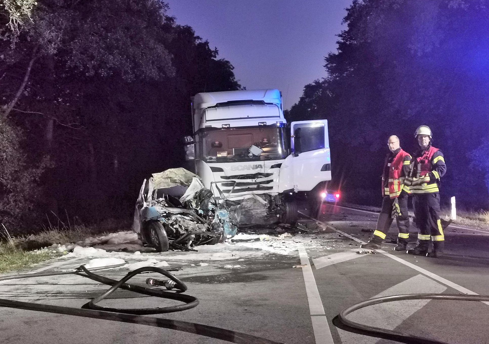 Image - Horror-Unfall in Geeste: Autofahrer kracht in Lkw – und verbrennt in Unfallwrack