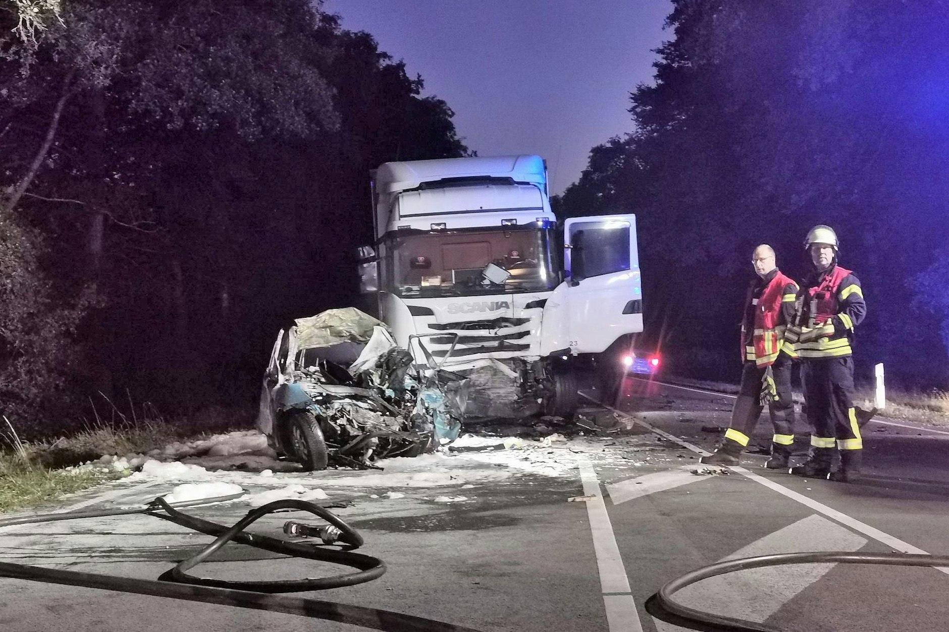 Ein Mensch ist nach einem Verkehrsunfall bei Geeste (Landkreis Emsland) in einem brennenden Auto gestorben.