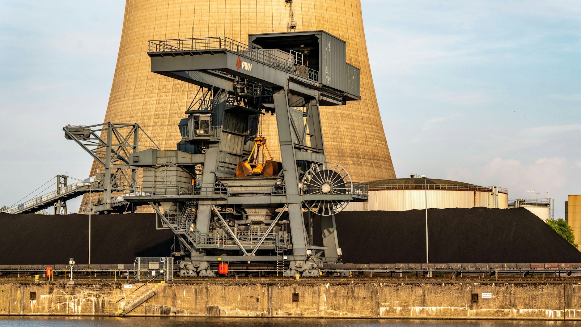 Der Kohlehafen des Kraftwerks Heyden in Nordrhein-Westfalen, das im Juli 2021 stillgelegt worden war und jetzt wieder befristet in Betrieb geht. 