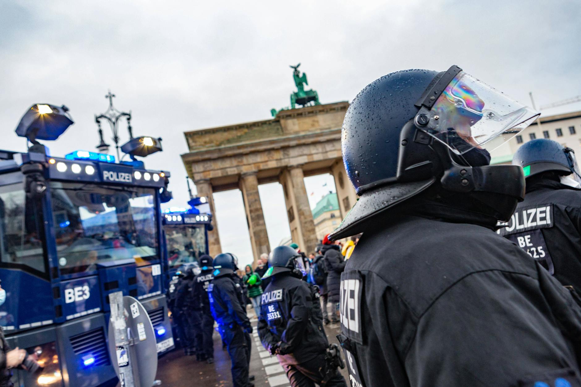 Polizisten und ein Wasserwerfer vor dem Reichstag