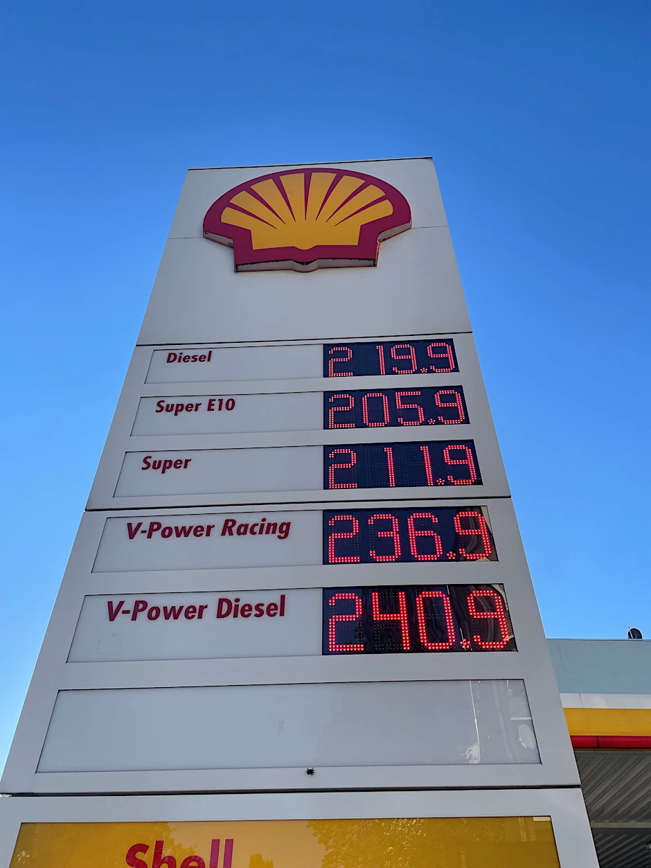 Preistafel einer Tankstelle in Kreuzberg am Donnerstag