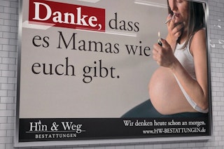 DIESES Bestattungsunternehmen freut sich über Homöopathie und rauchende Mütter – im Ernst?