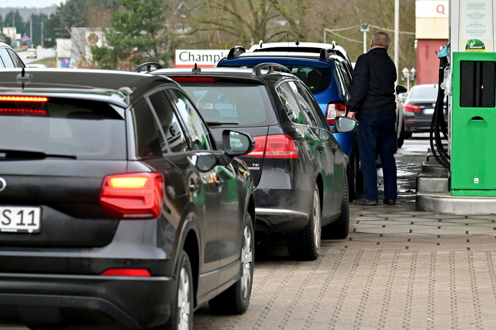 An dieser Tankstelle in Polen stehen viele Autos aus Deutschland Schlange.