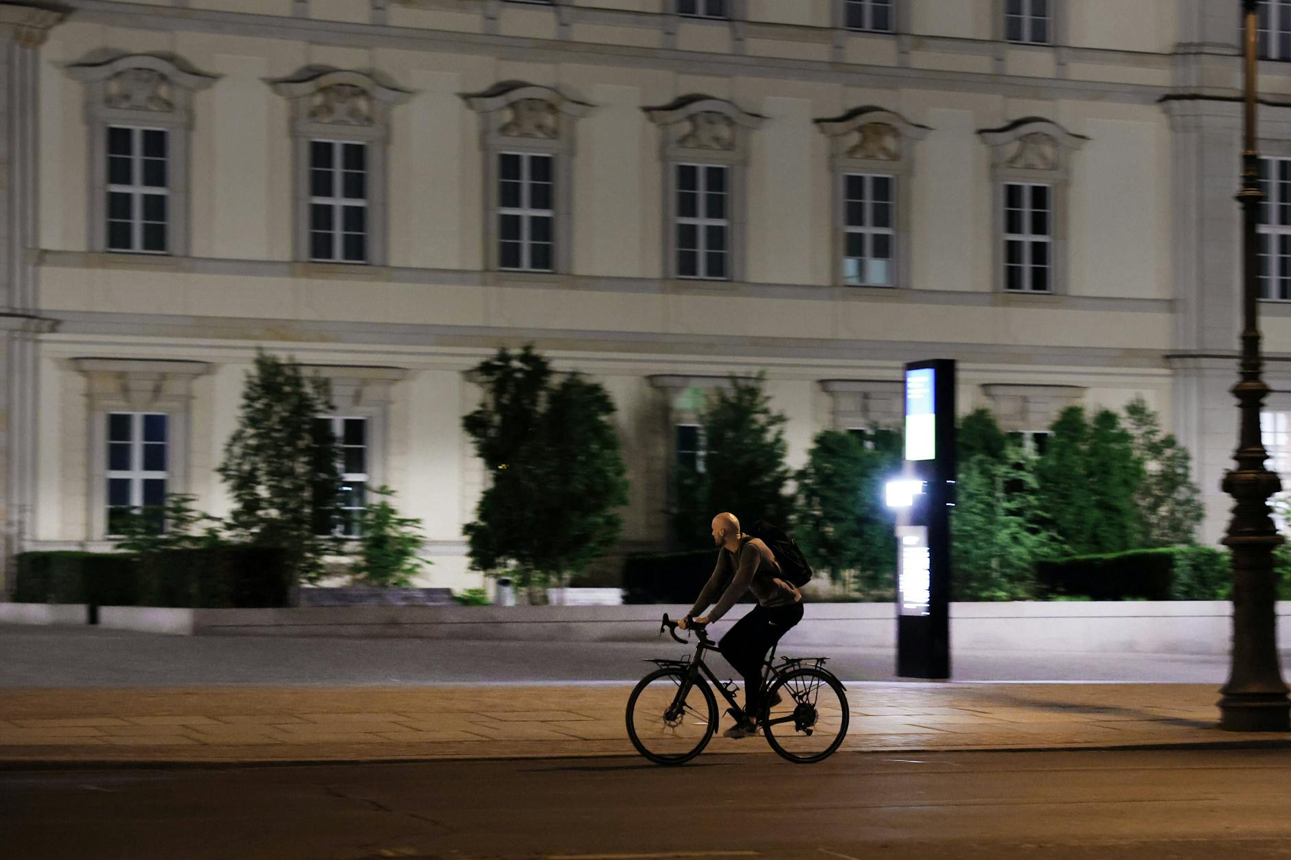 Keine gute Idee: Rad fahren ohne Licht in Berlin.