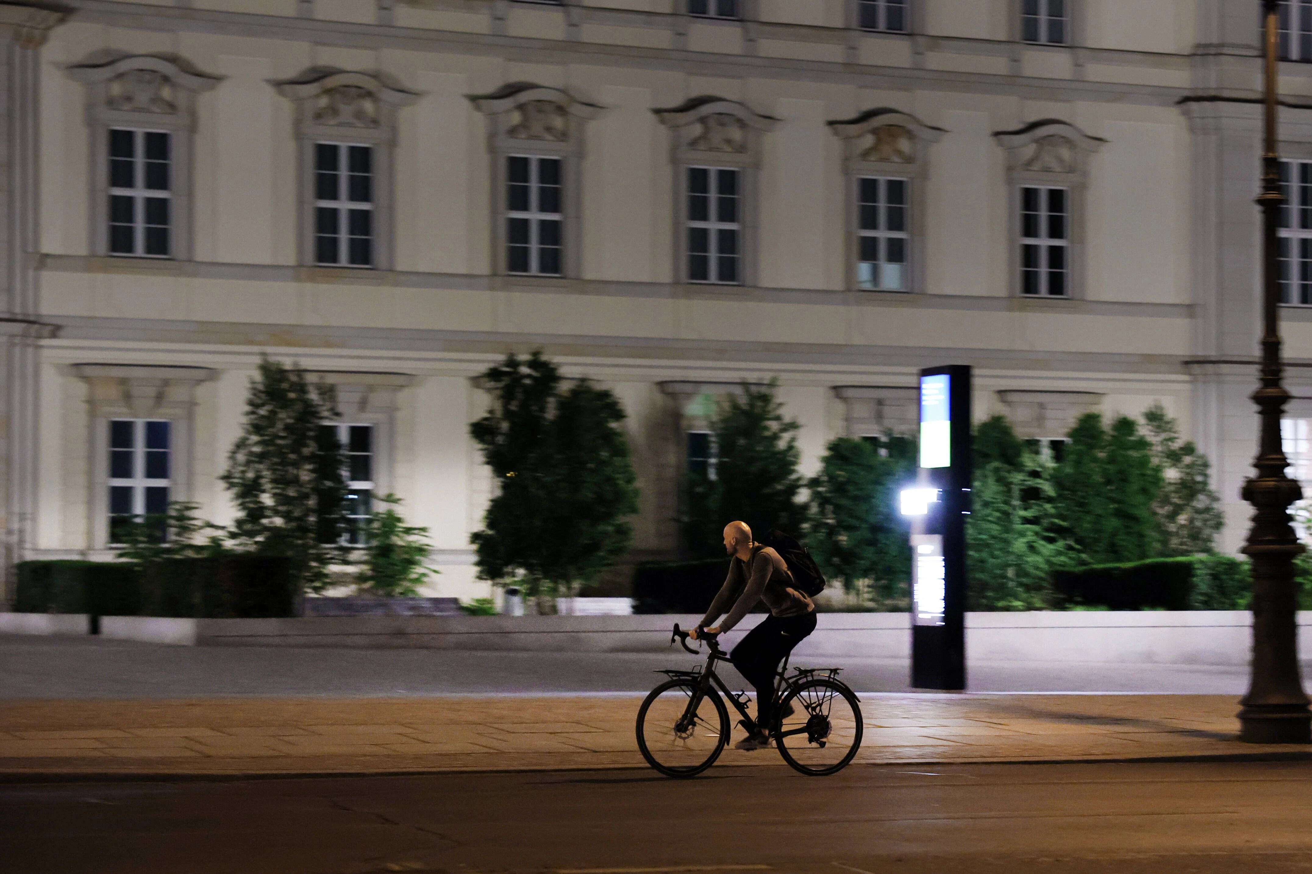 Keine gute Idee: Rad fahren ohne Licht in Berlin.