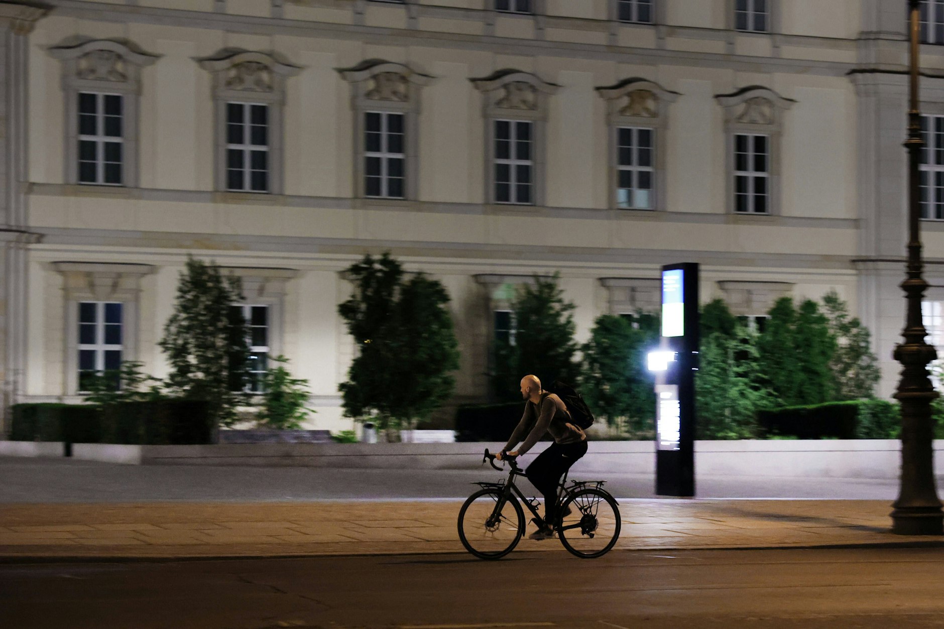 Keine gute Idee: Rad fahren ohne Licht in Berlin.